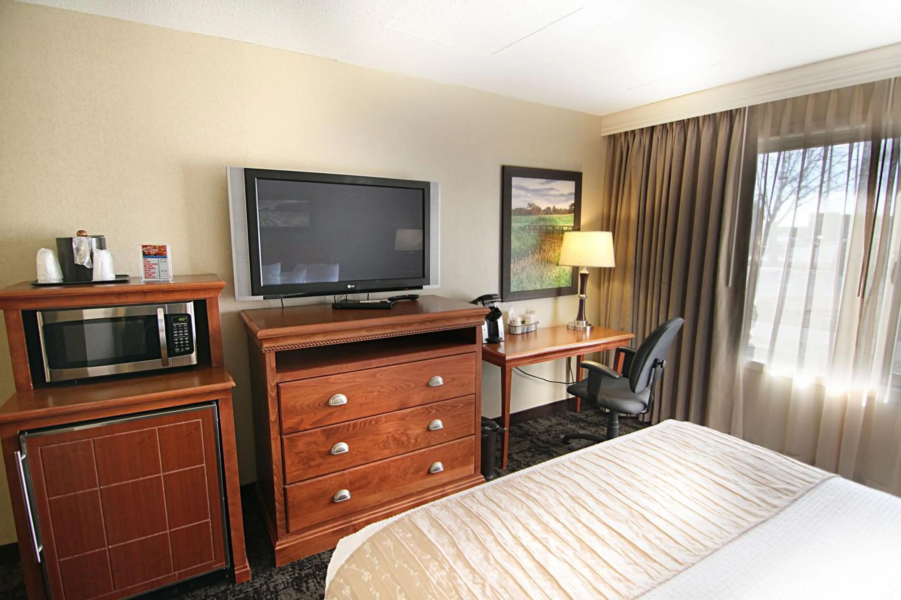 TV and multimedia, Bed in C'mon Inn Grand Forks