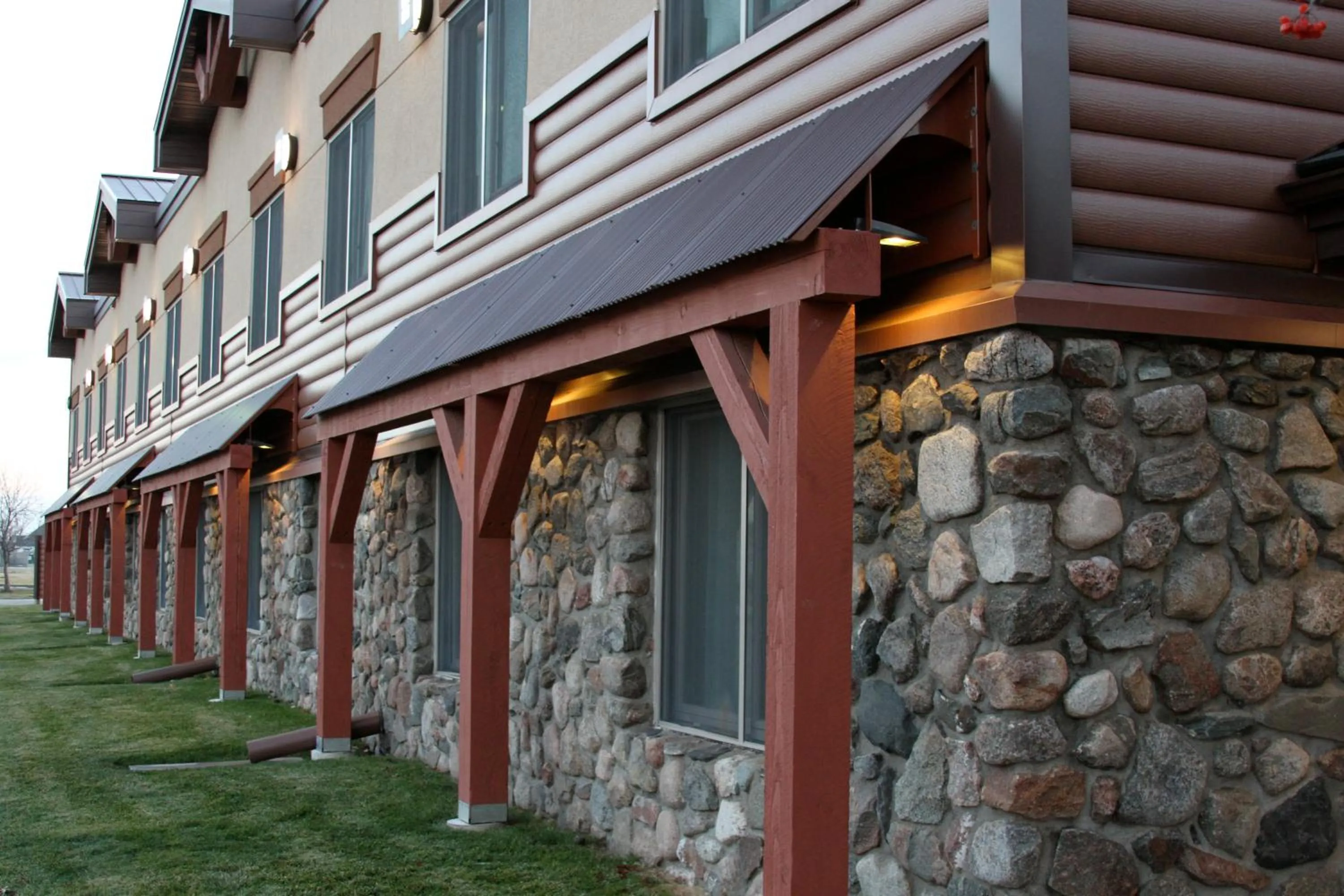 Facade/entrance in C'mon Inn Grand Forks