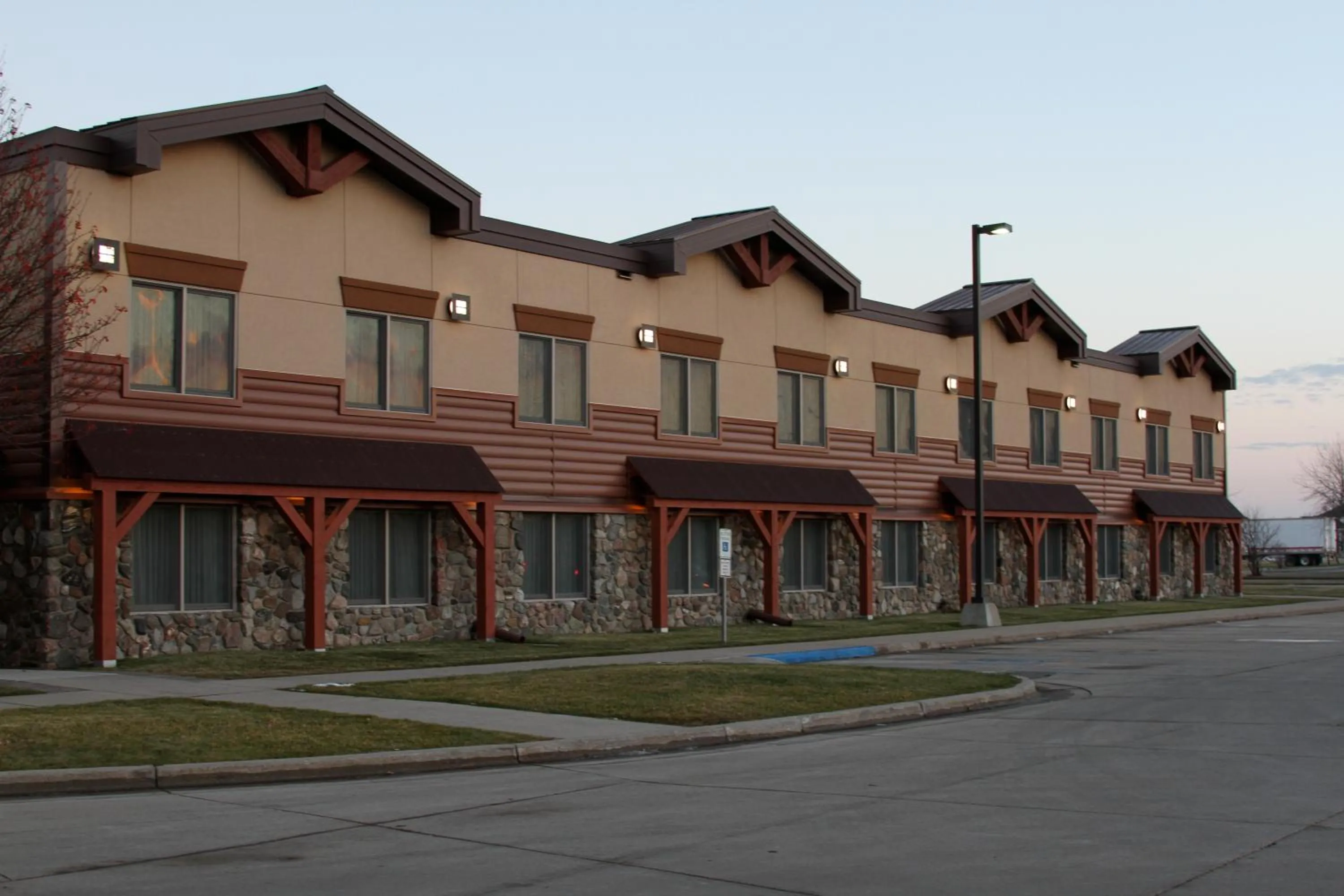 Facade/entrance in C'mon Inn Grand Forks