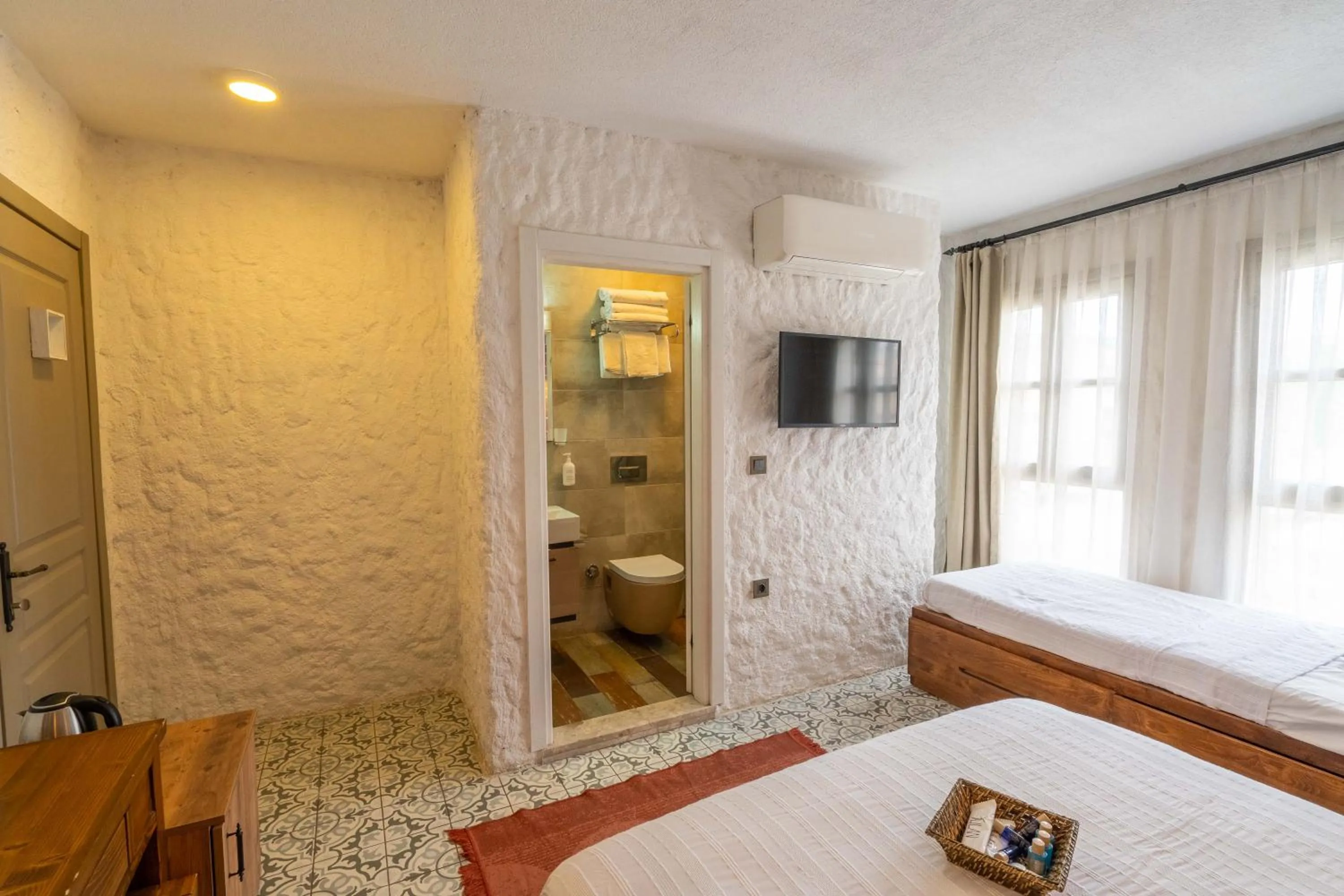 Photo of the whole room in Ajlan Hotel Cunda