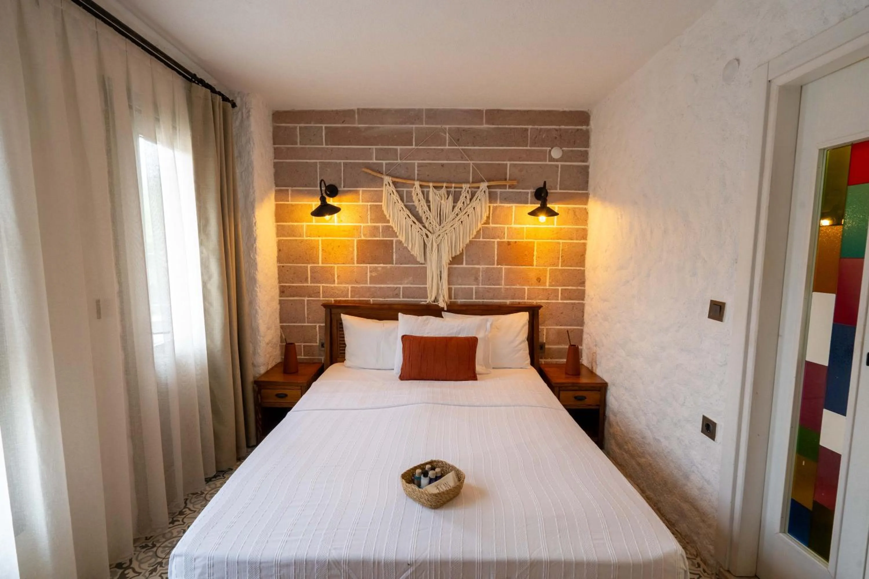 Photo of the whole room in Ajlan Hotel Cunda