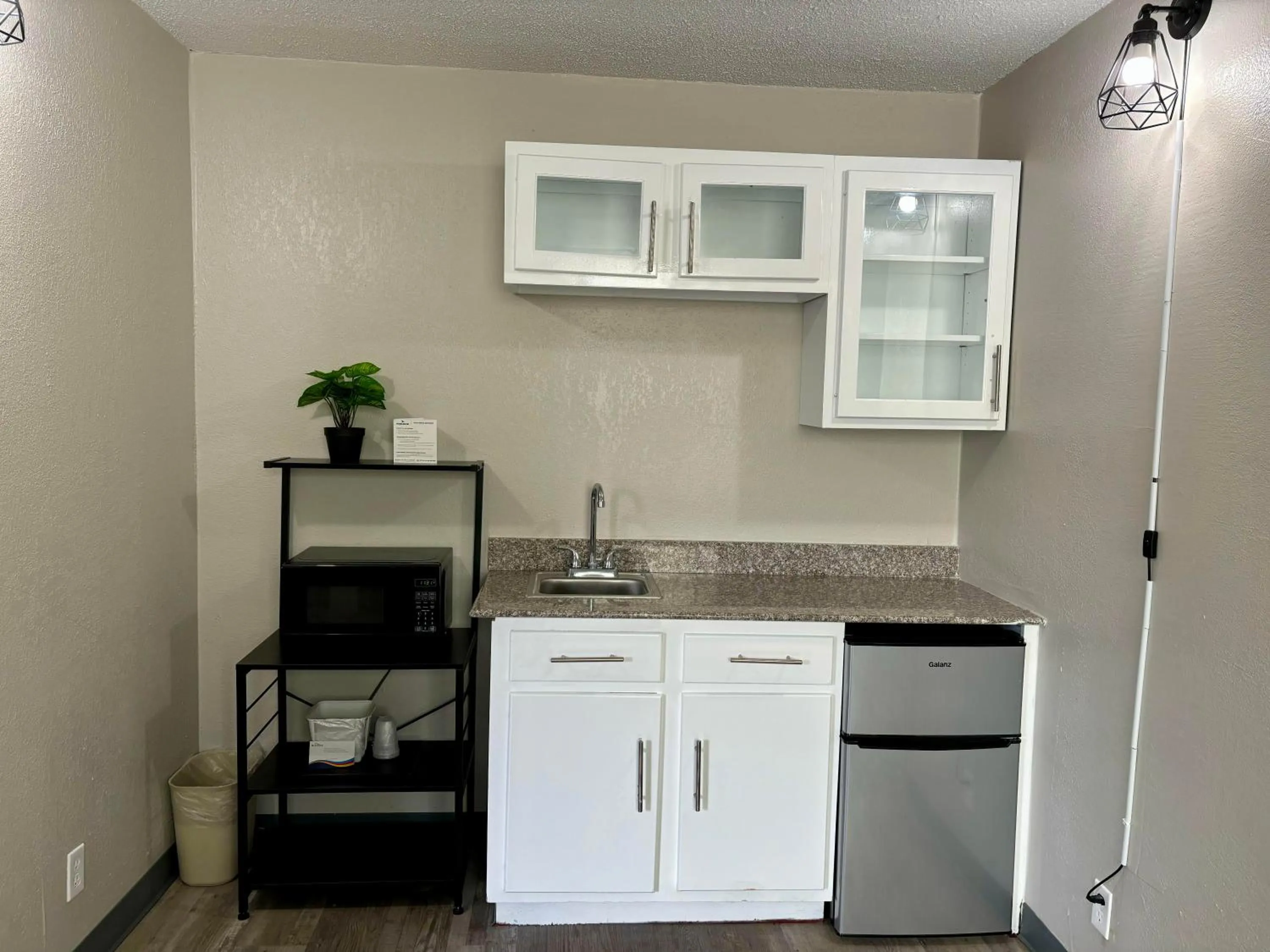 Kitchen or kitchenette in Baymont by Wyndham Keokuk