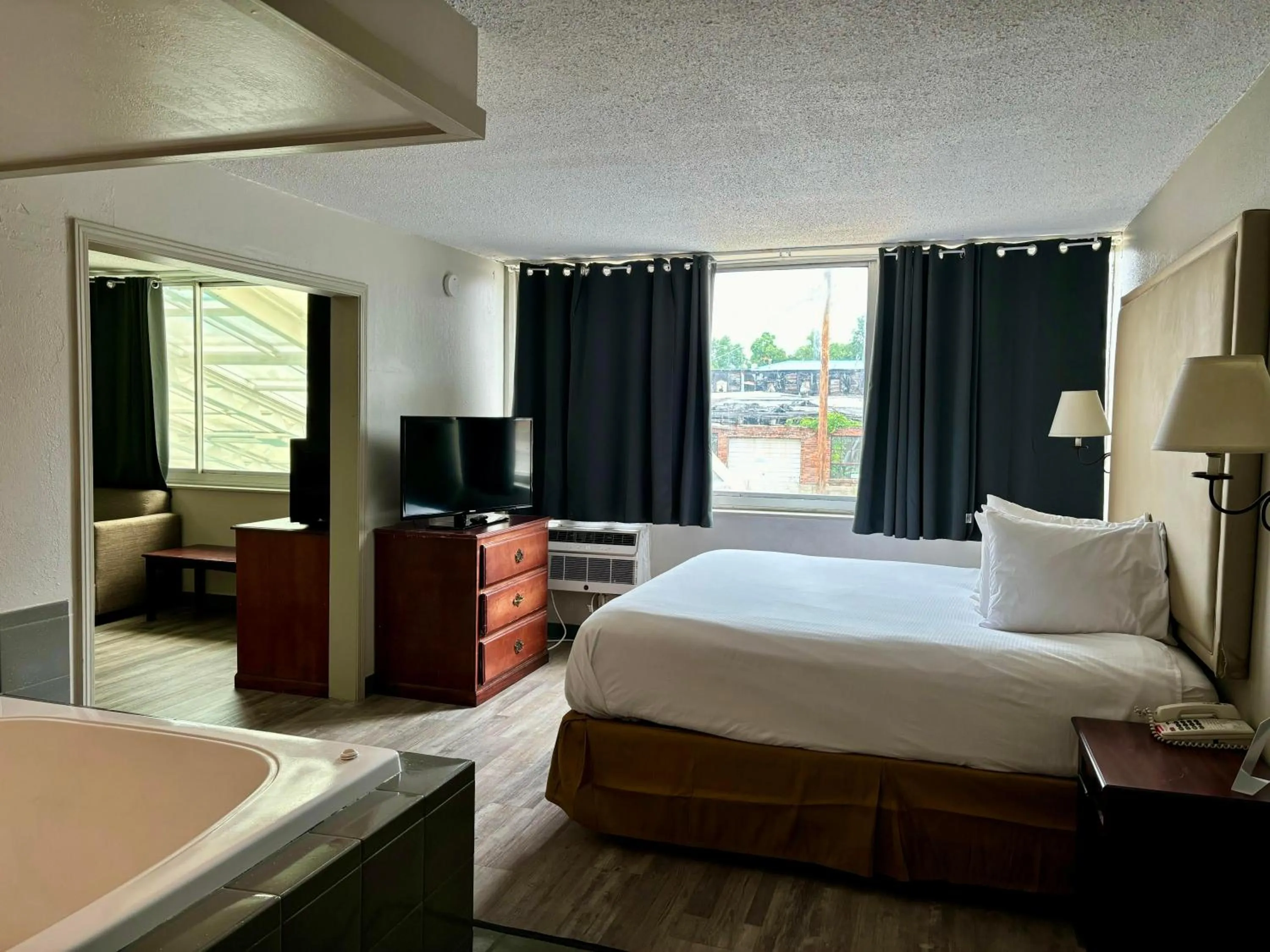 Bedroom, Bed in Baymont by Wyndham Keokuk