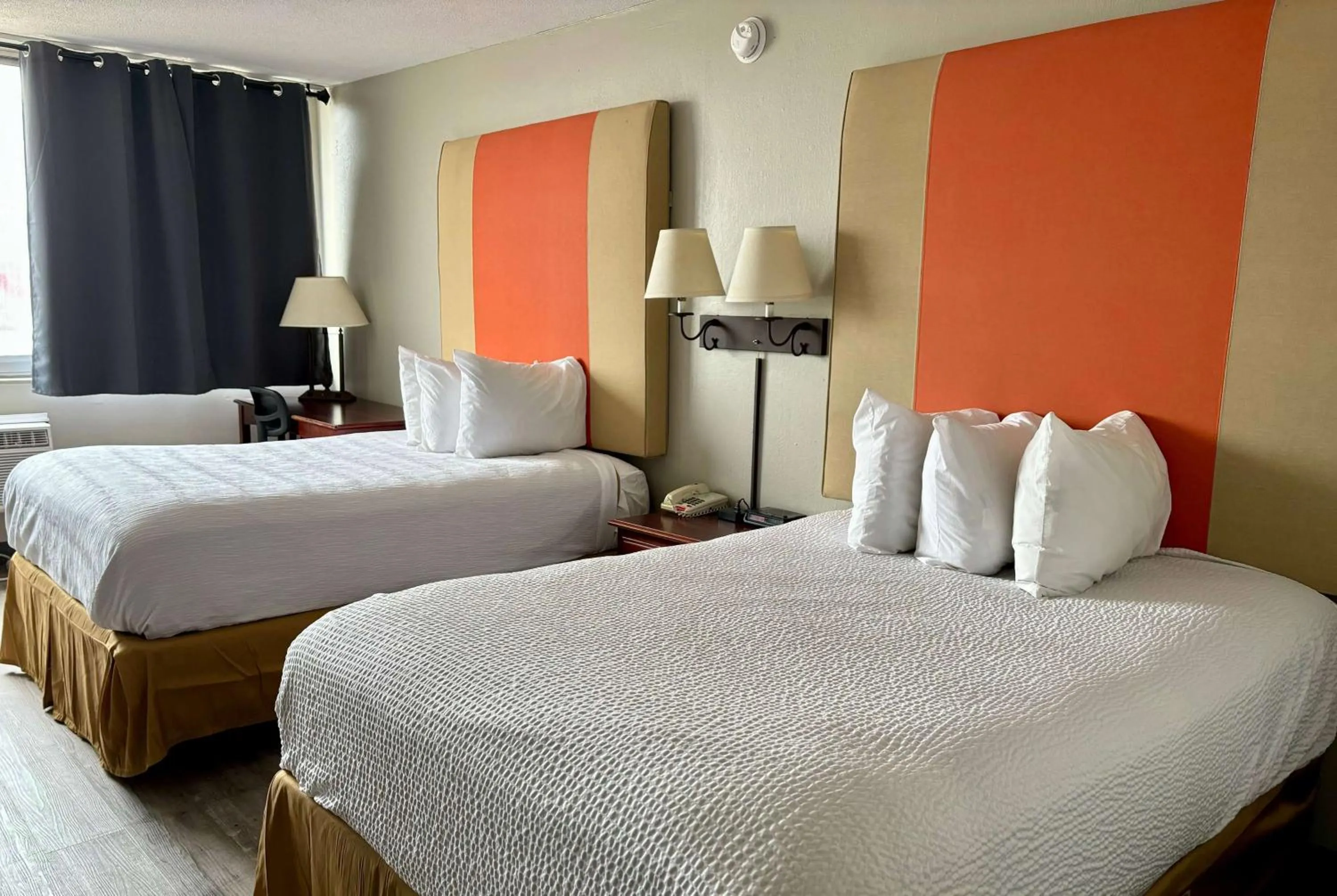 Photo of the whole room, Bed in Baymont by Wyndham Keokuk