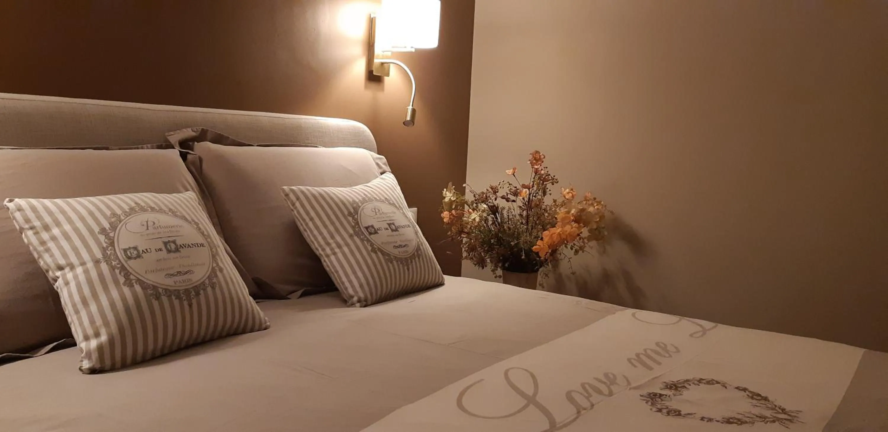 Bed in La Villanelle maison d'hôtes