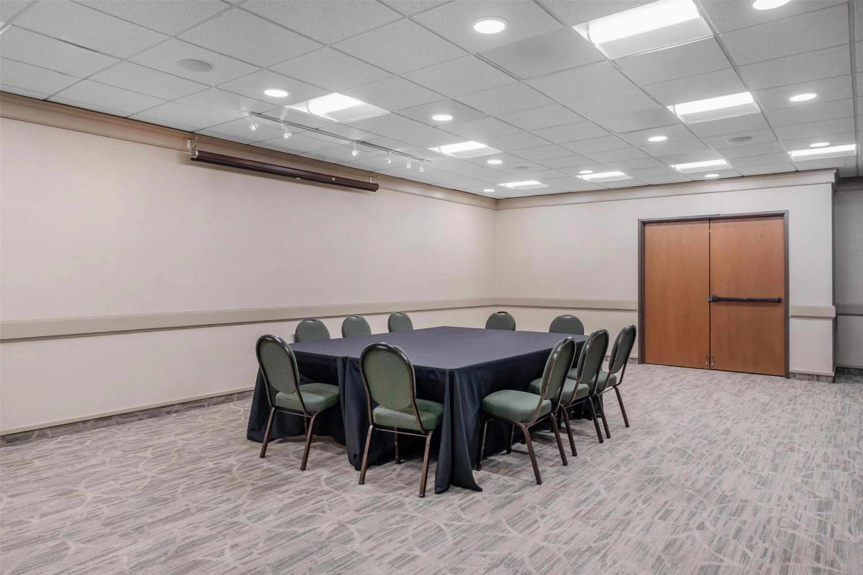 Meeting/conference room in Best Western Plus Oak Harbor Hotel & Conference Center