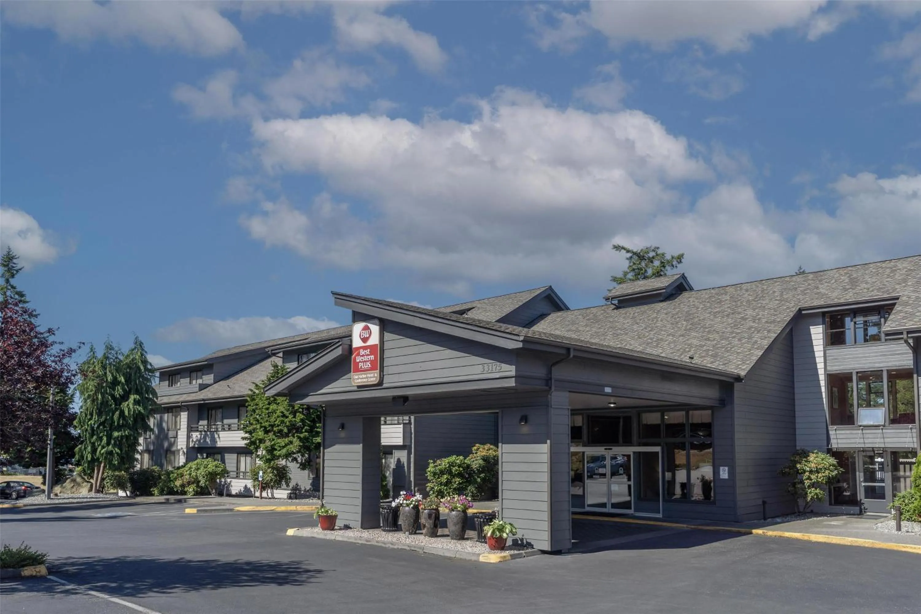 Property building in Best Western Plus Oak Harbor Hotel & Conference Center