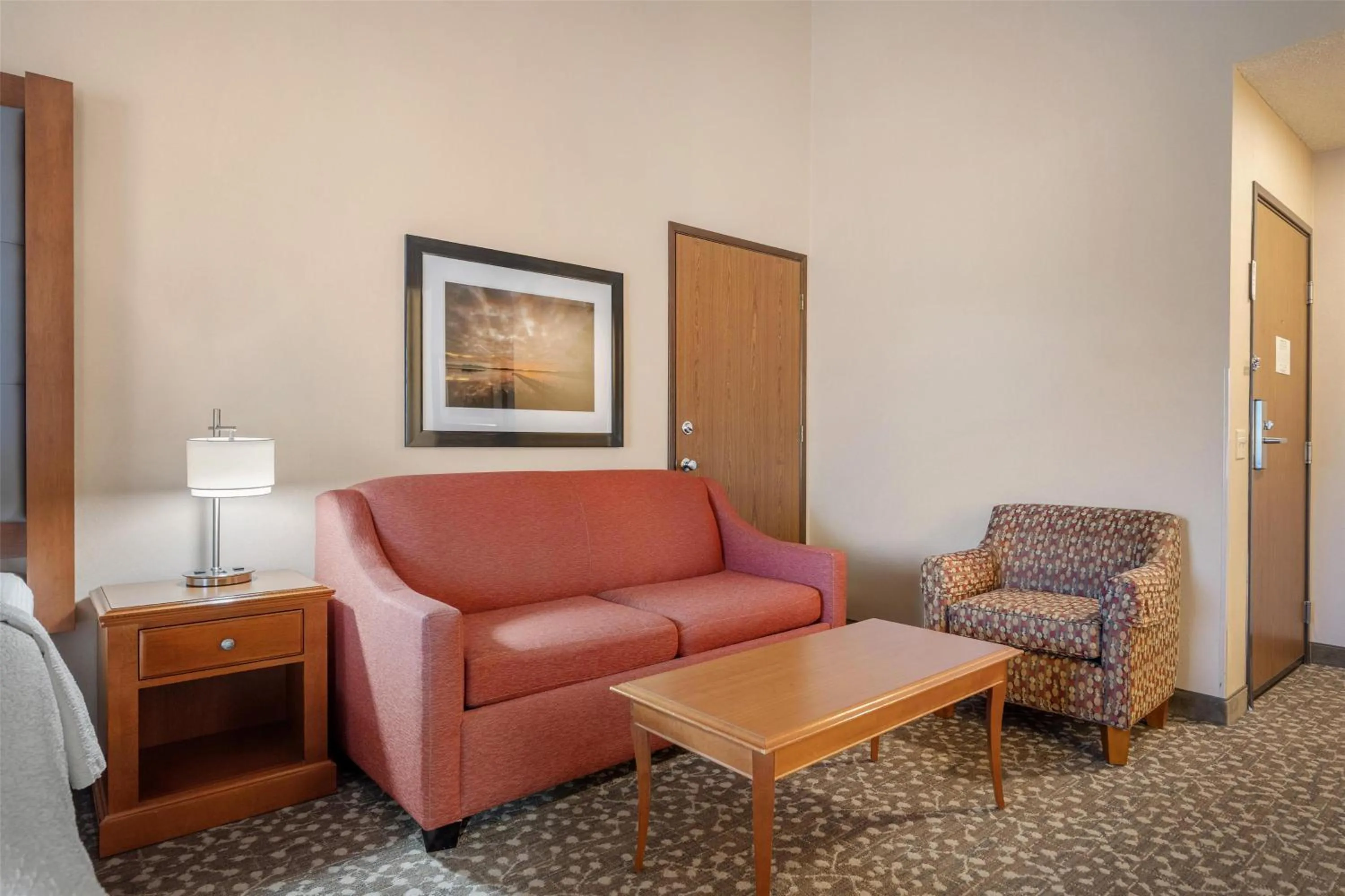 Bedroom in Best Western Plus Oak Harbor Hotel & Conference Center