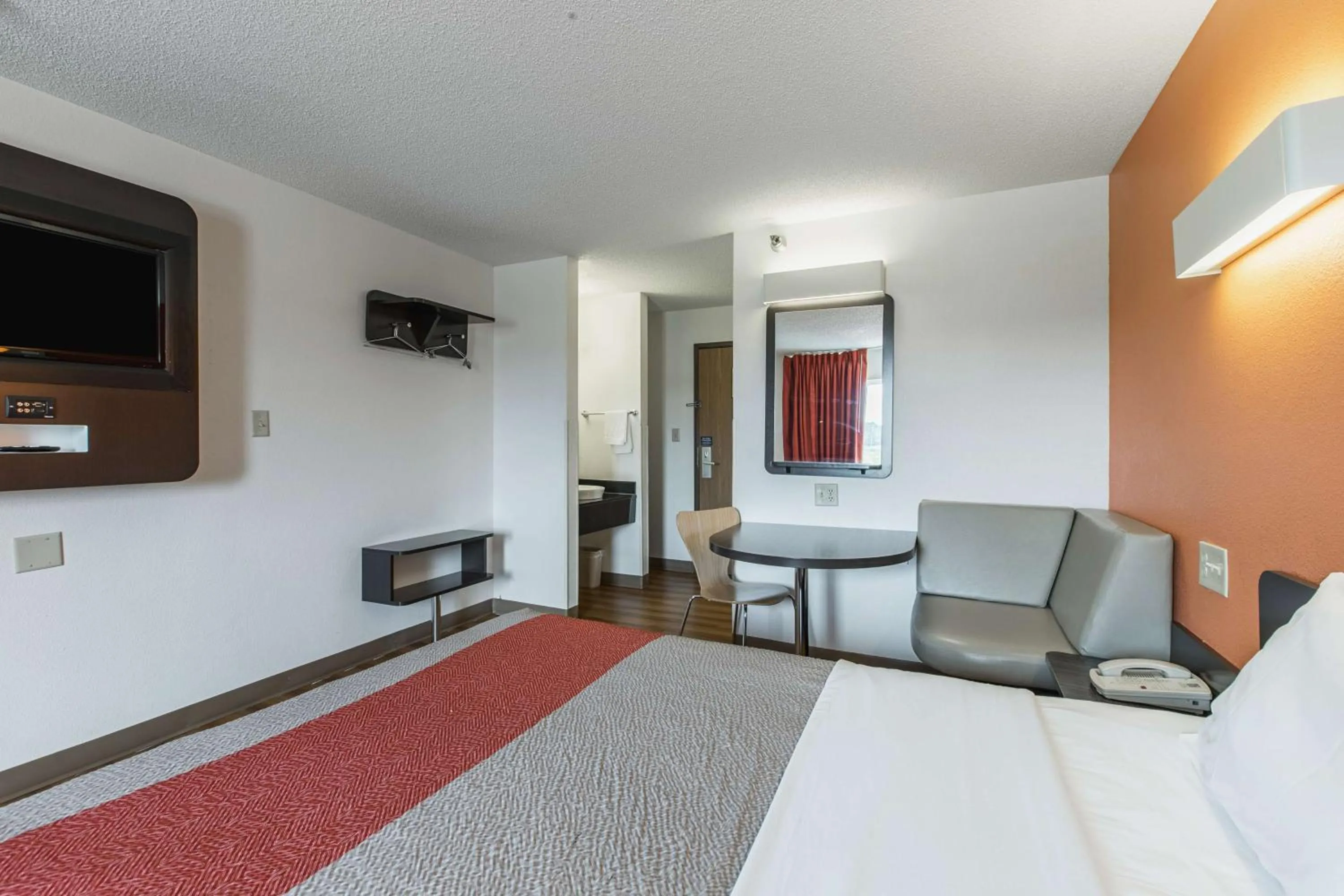 Bedroom, Bed in Motel 6 Omaha - Central