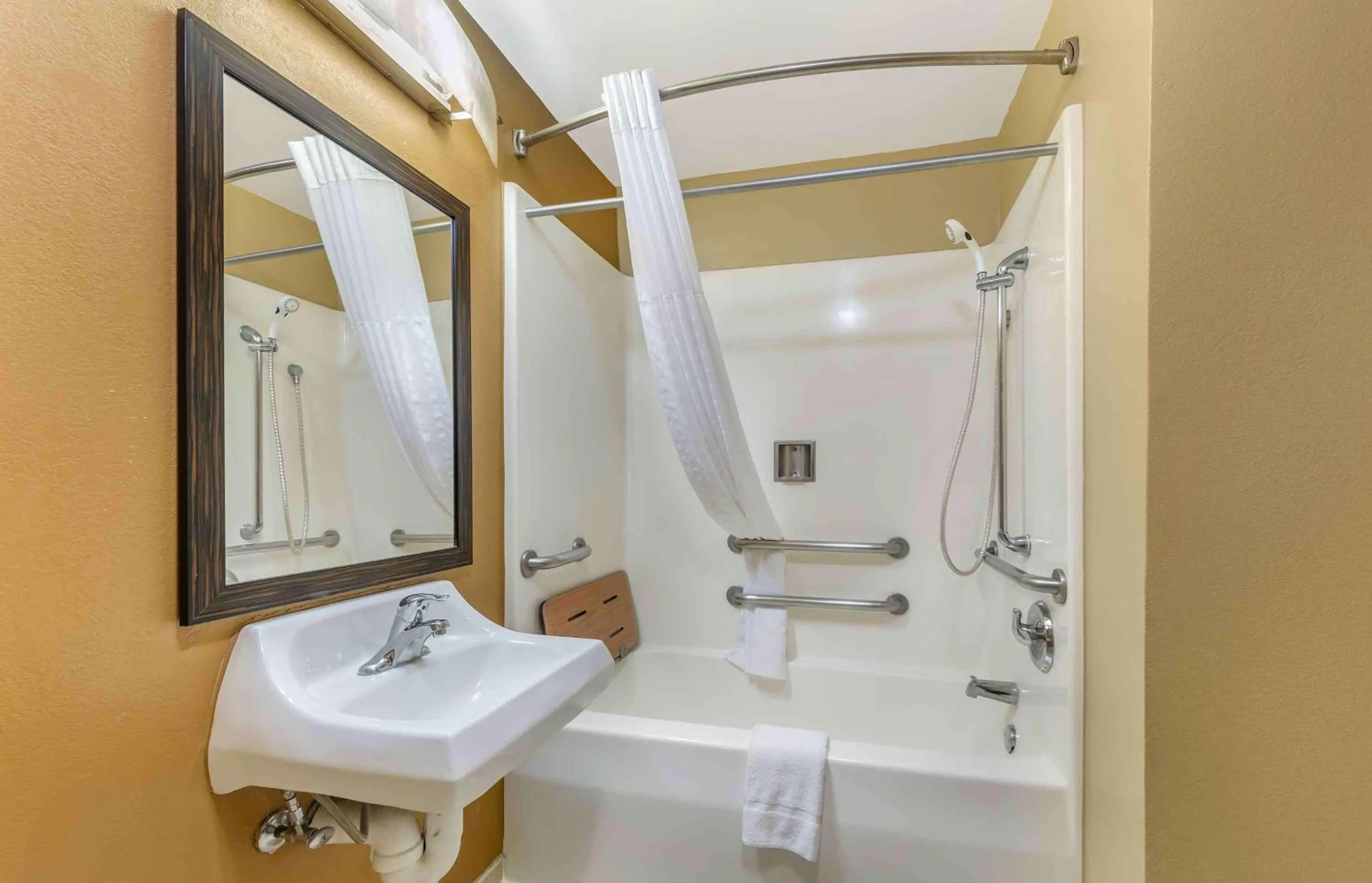 Bathroom in Extended Stay America Suites - Bakersfield - Chester Lane