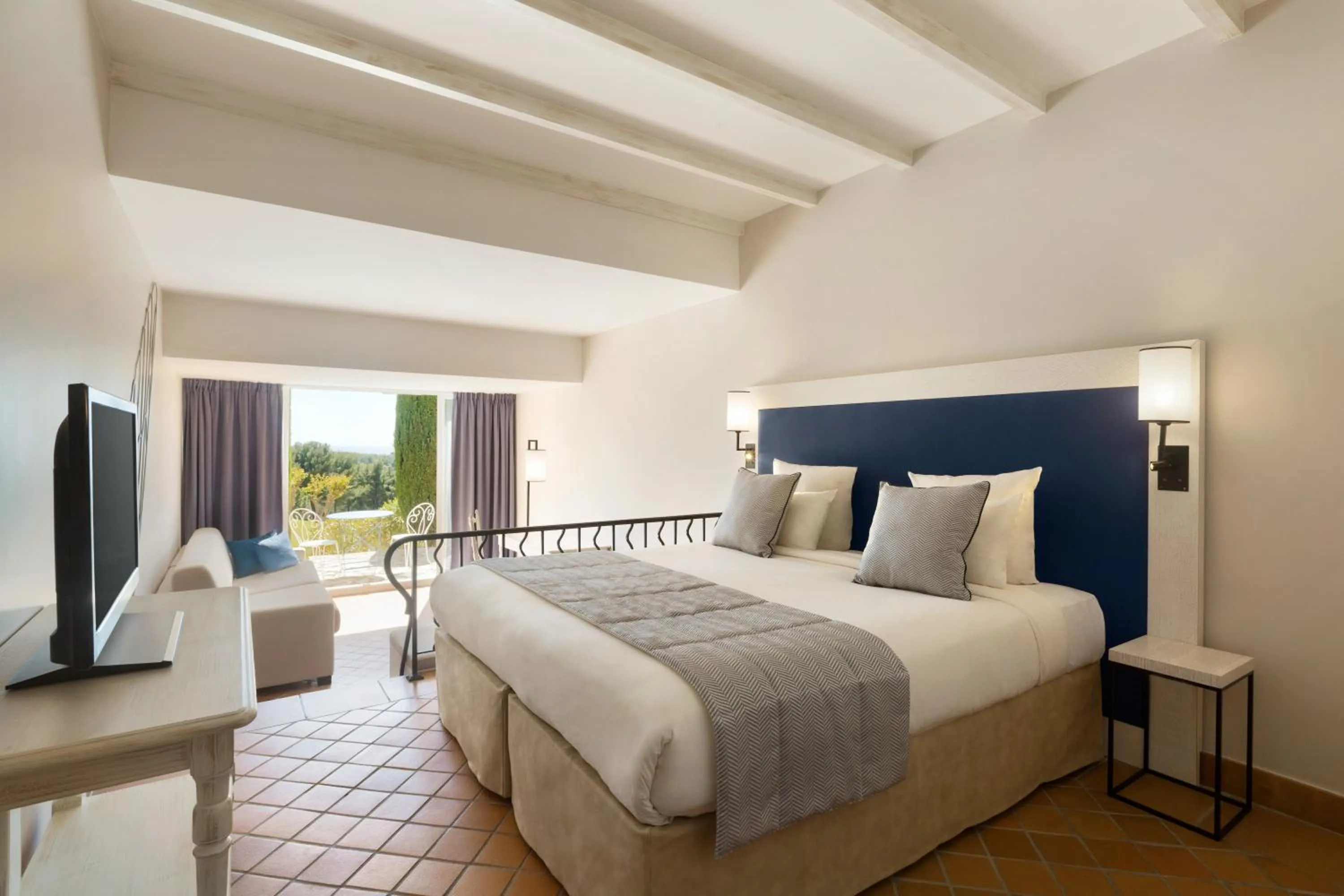 TV and multimedia, Bed in Le Fregate Provence