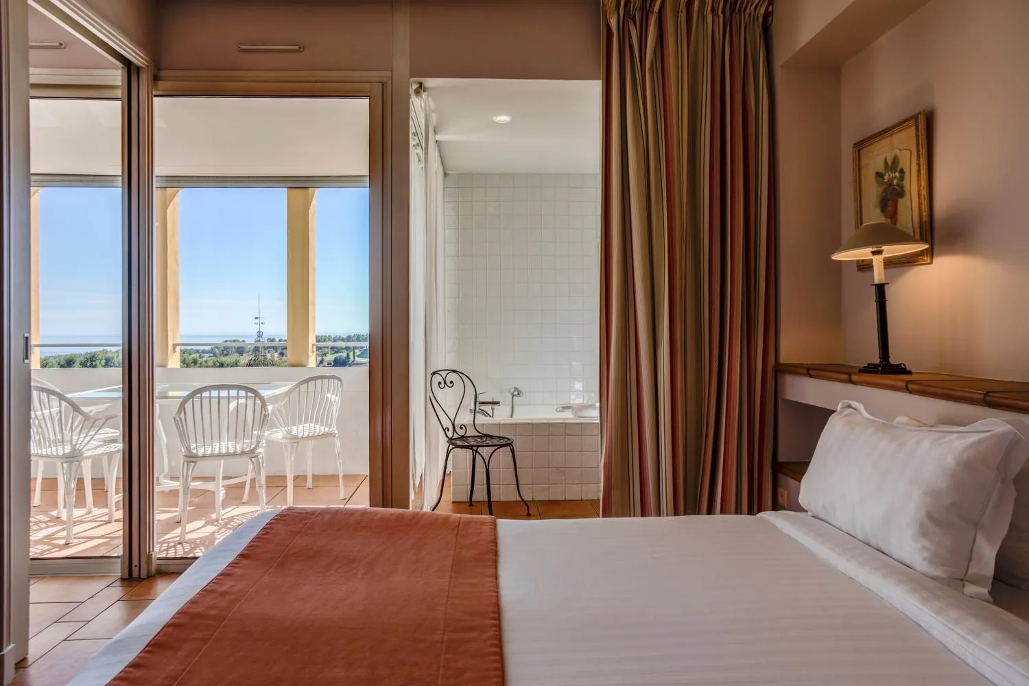 Pool view, Bed in Le Fregate Provence