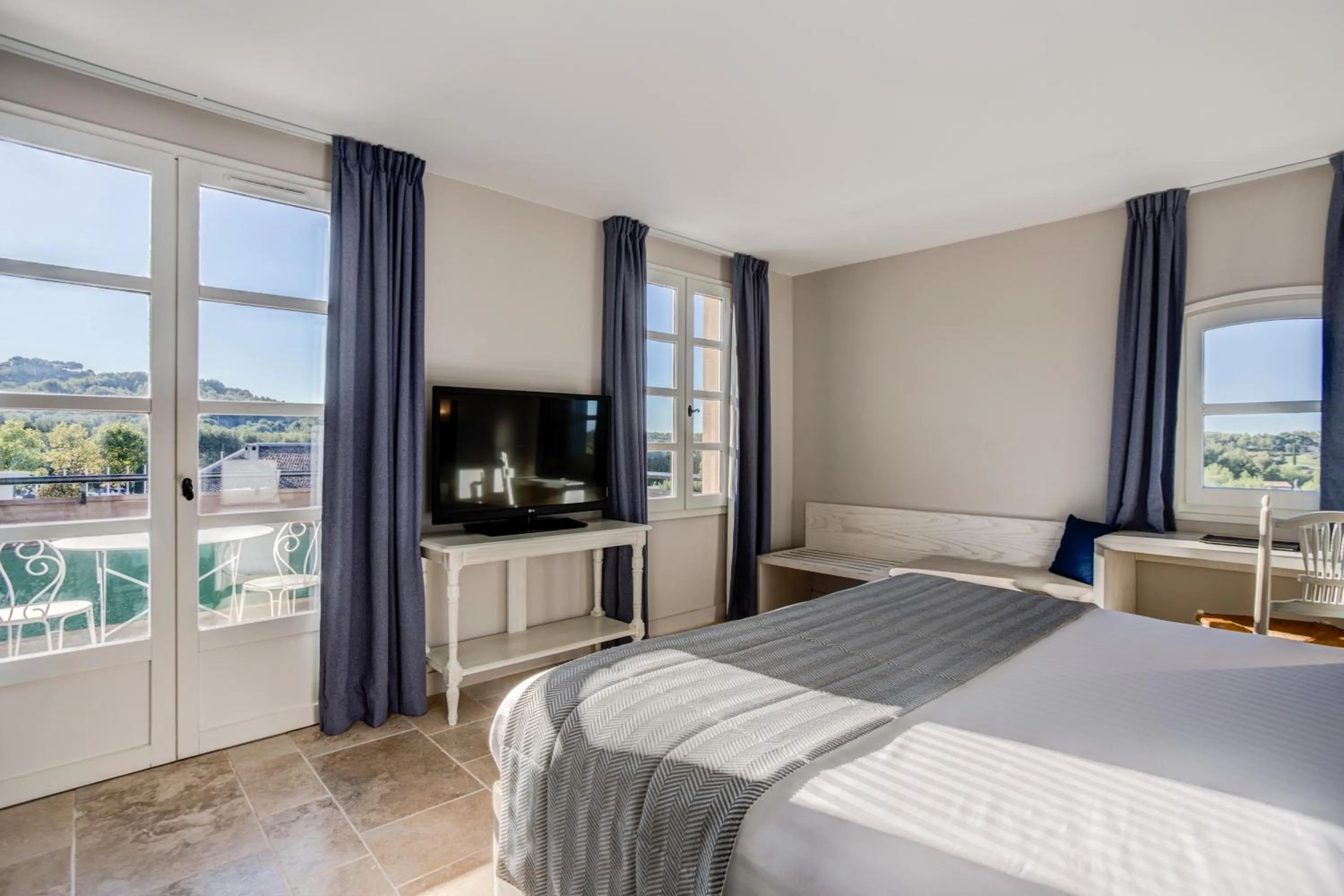 Bathroom, Bed in Le Fregate Provence