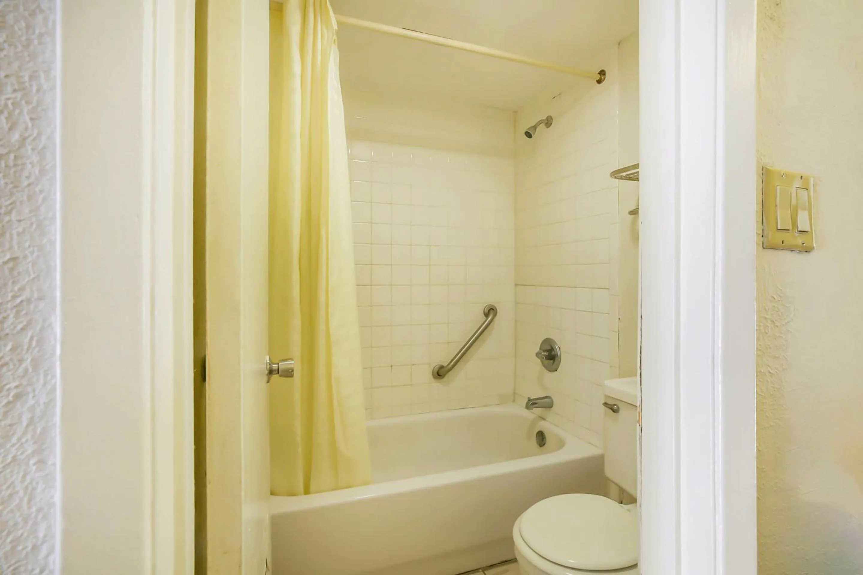 Bathroom in OYO Hotel Jackson South I-55