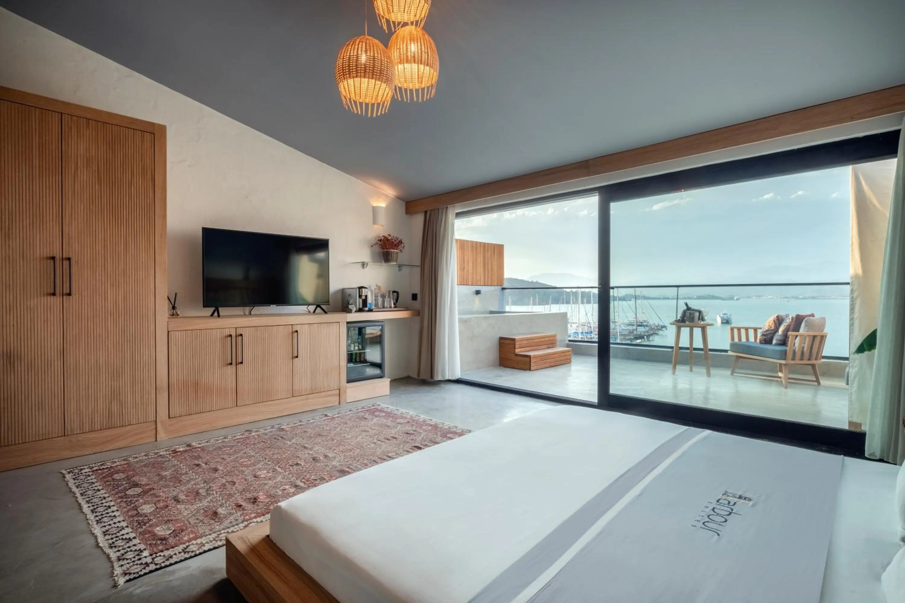 Communal lounge/ TV room, Bed in Harbour Suites Fethiye