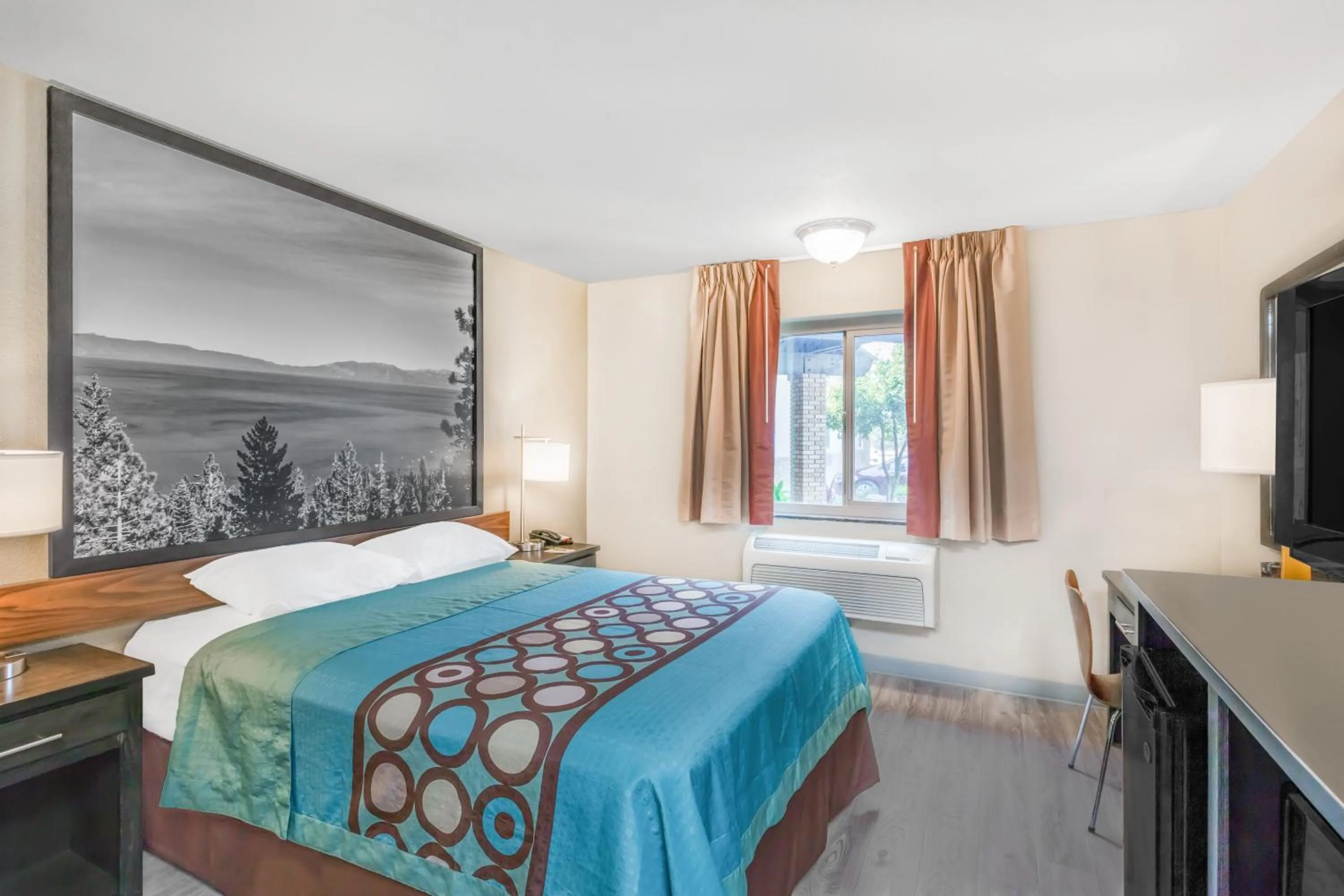 Photo of the whole room, Bed in Super 8 by Wyndham Redding