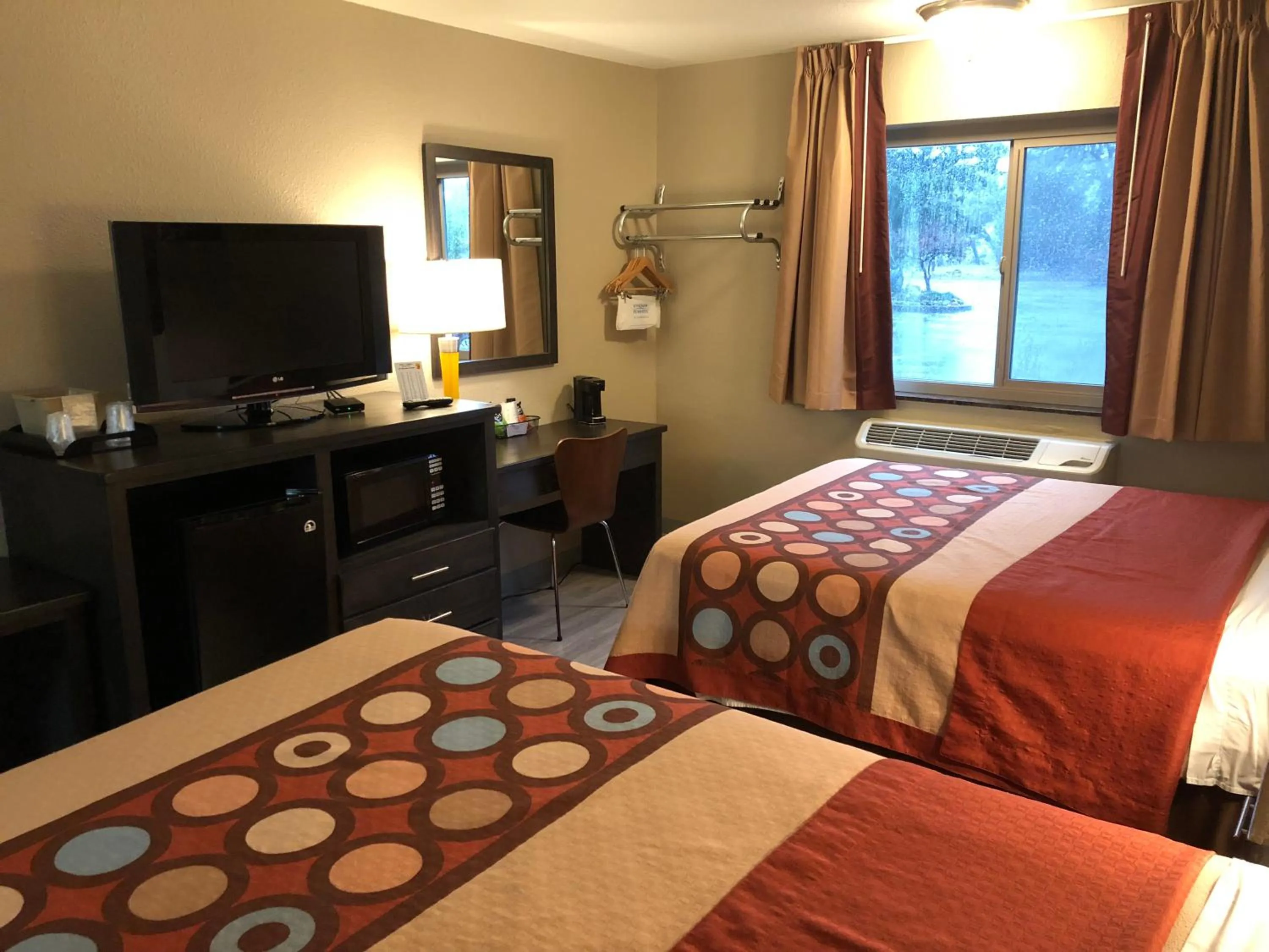 Bedroom, Bed in Super 8 by Wyndham Redding