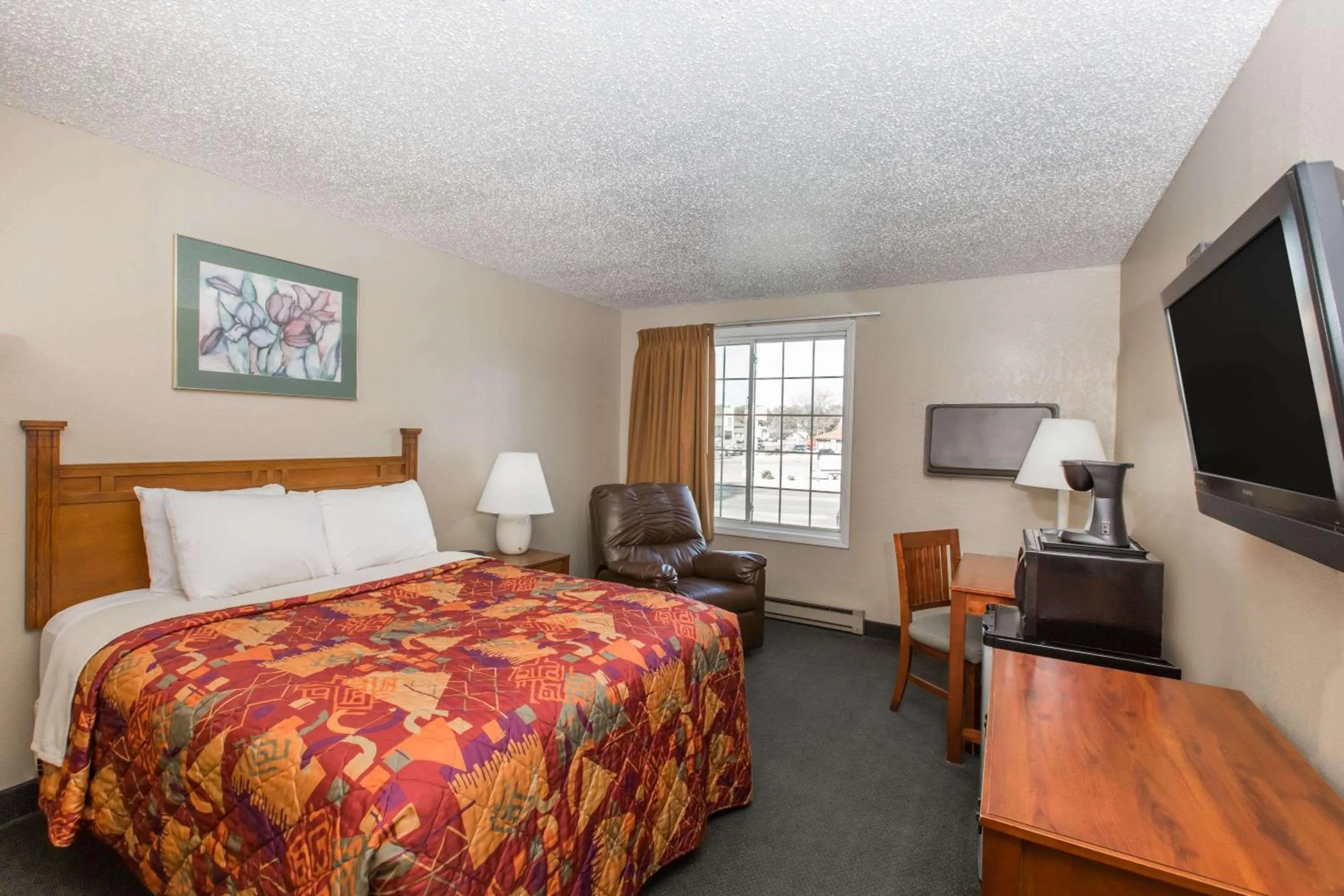 Photo of the whole room, Bed in Days Inn by Wyndham Pierre