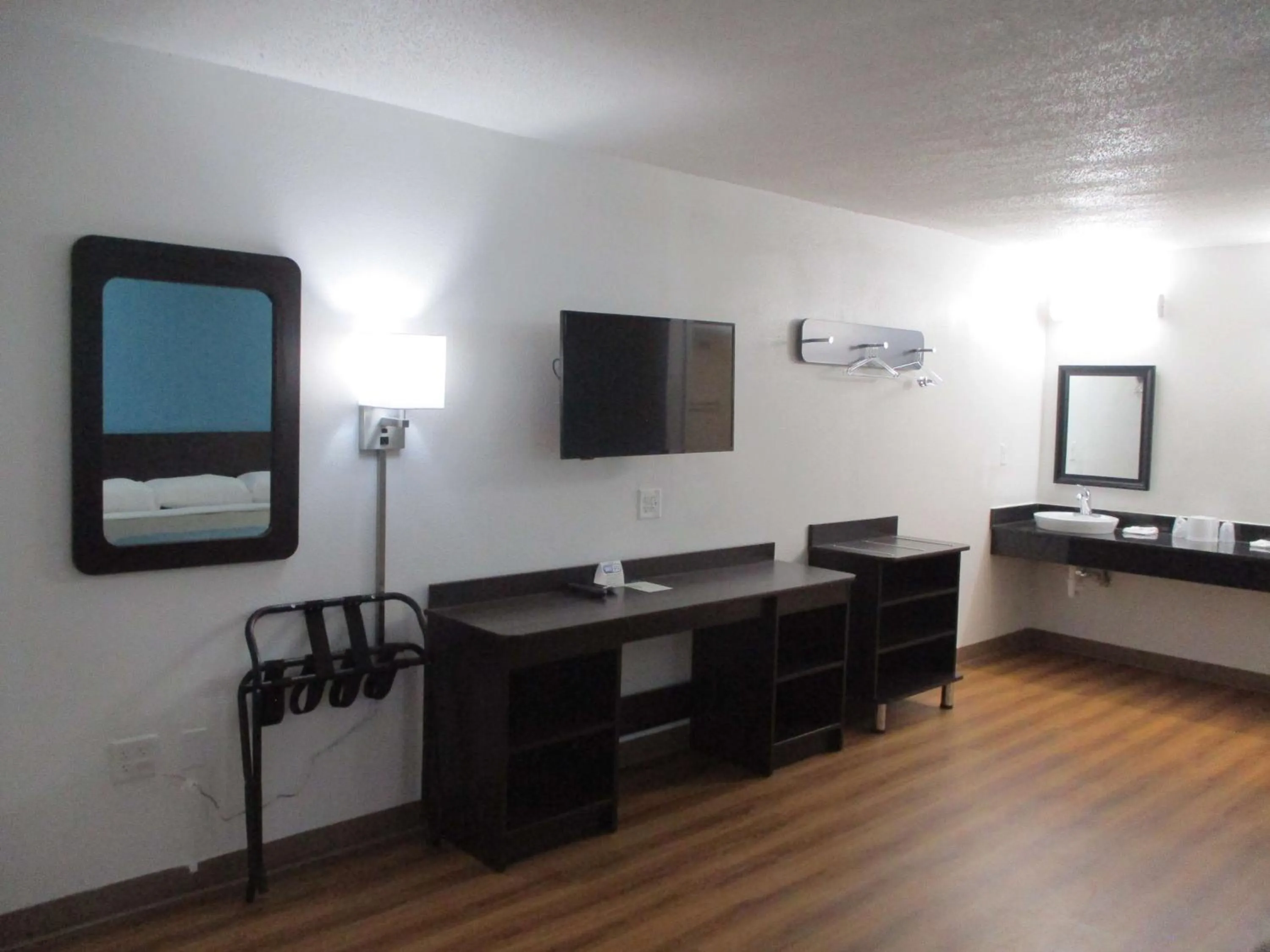Photo of the whole room in Motel 6 Chattanooga - Airport