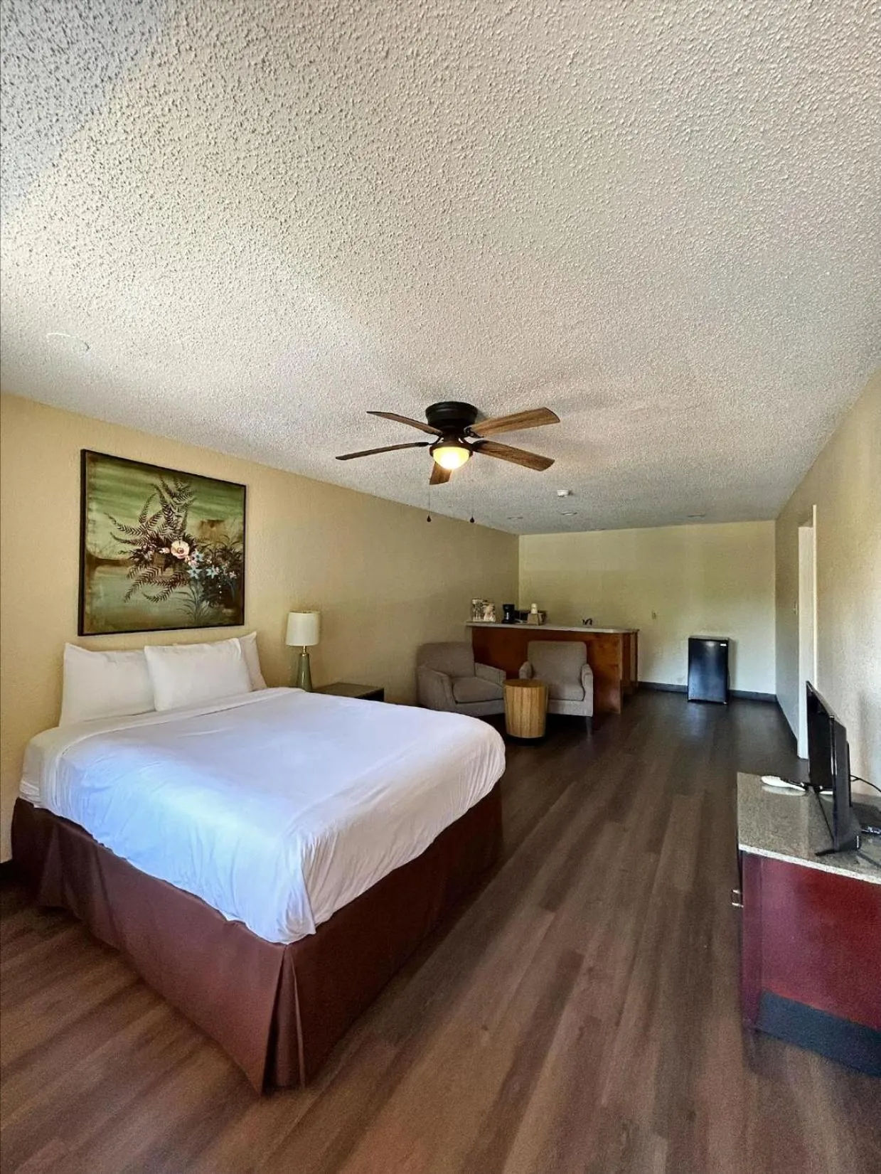 Bed in Days Inn & Suites by Wyndham Marshall