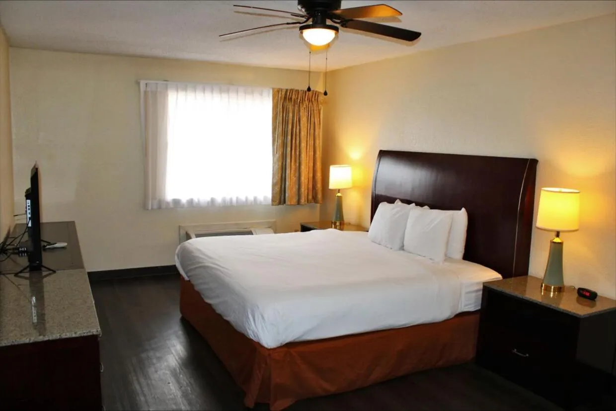 Bed in Days Inn & Suites by Wyndham Marshall