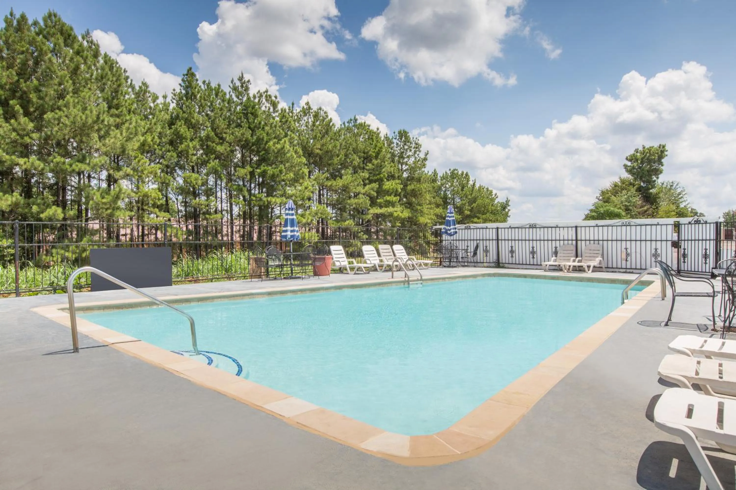 Swimming pool in Days Inn & Suites by Wyndham Marshall