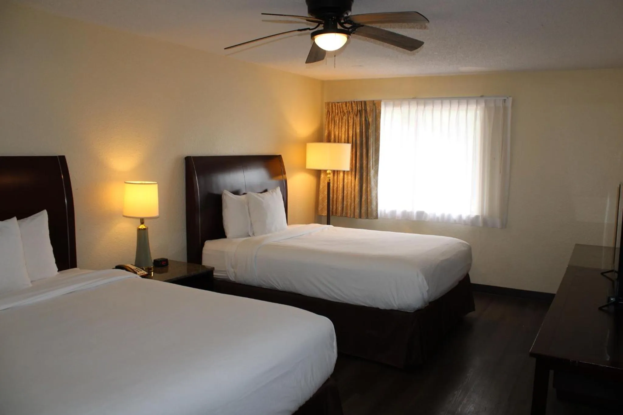 Bed in Days Inn & Suites by Wyndham Marshall