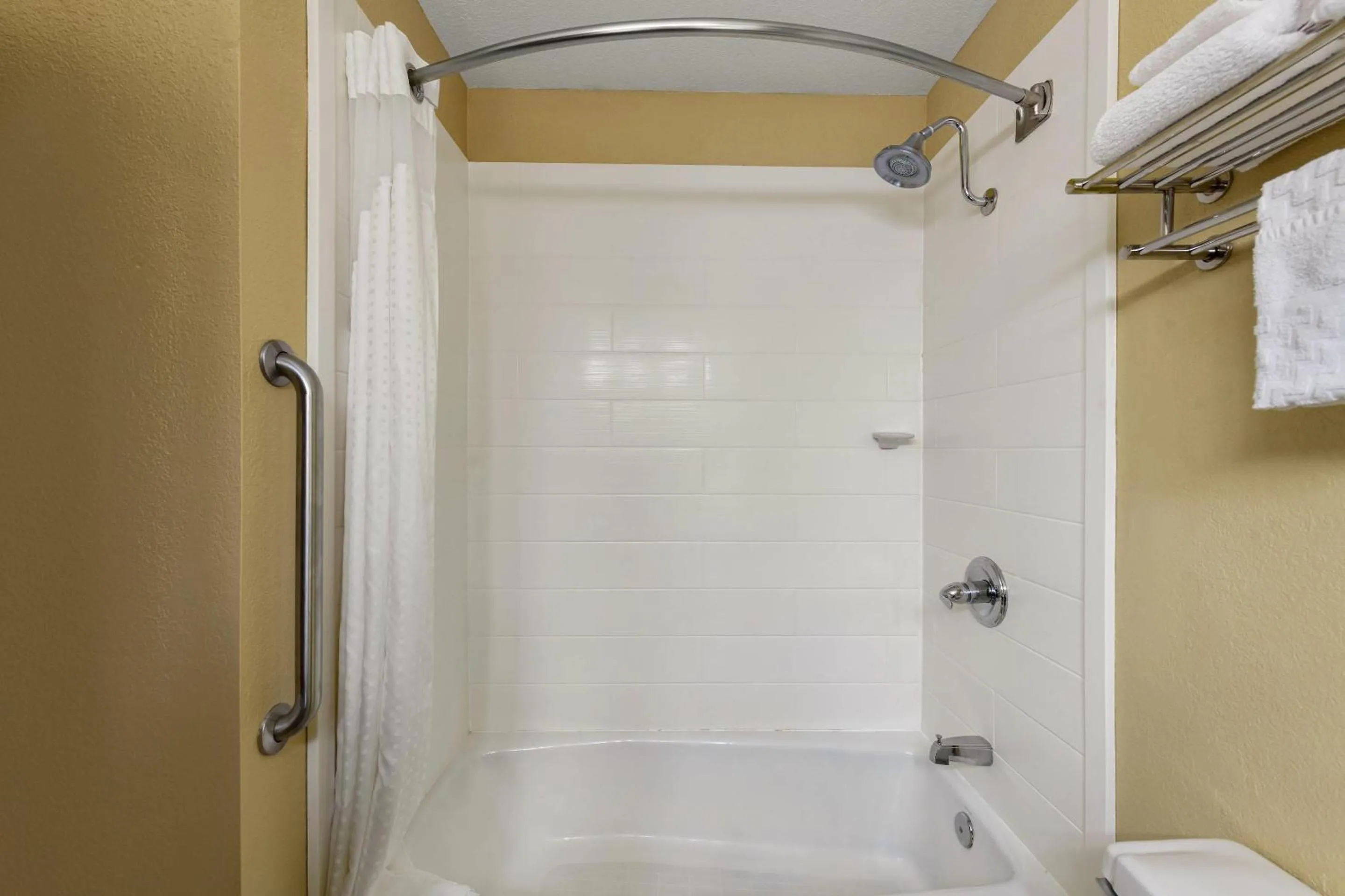 Bedroom in Quality Inn Warrensburg