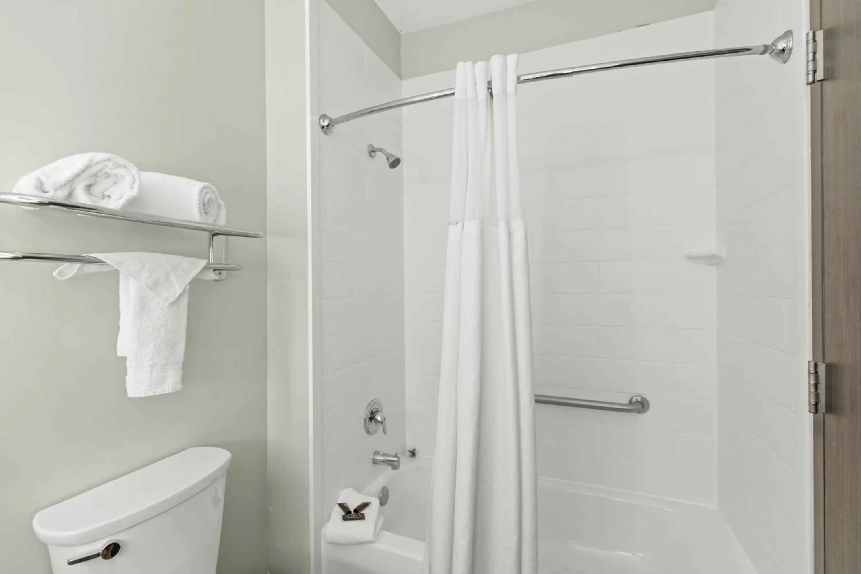 Bathroom in Wingate by Wyndham Humble/Houston Intercontinental Airport