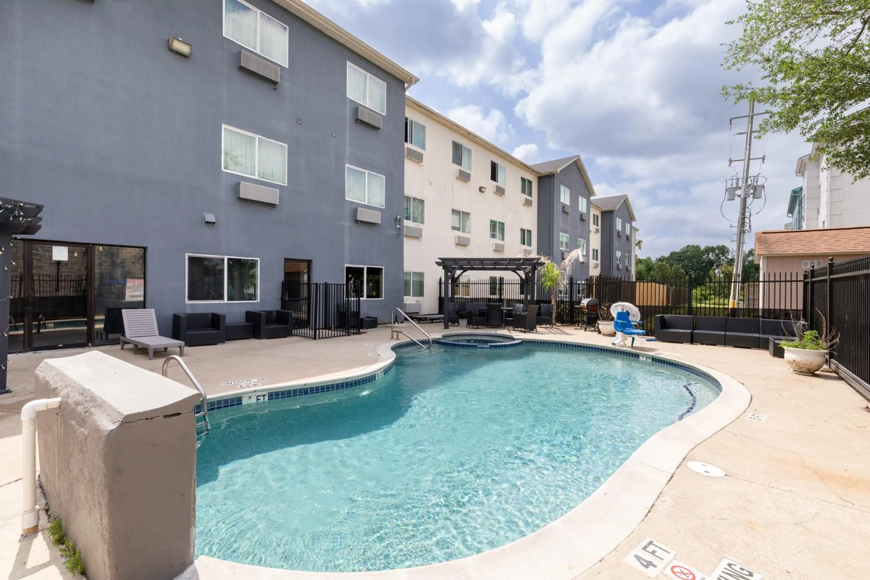 Patio in Wingate by Wyndham Humble/Houston Intercontinental Airport