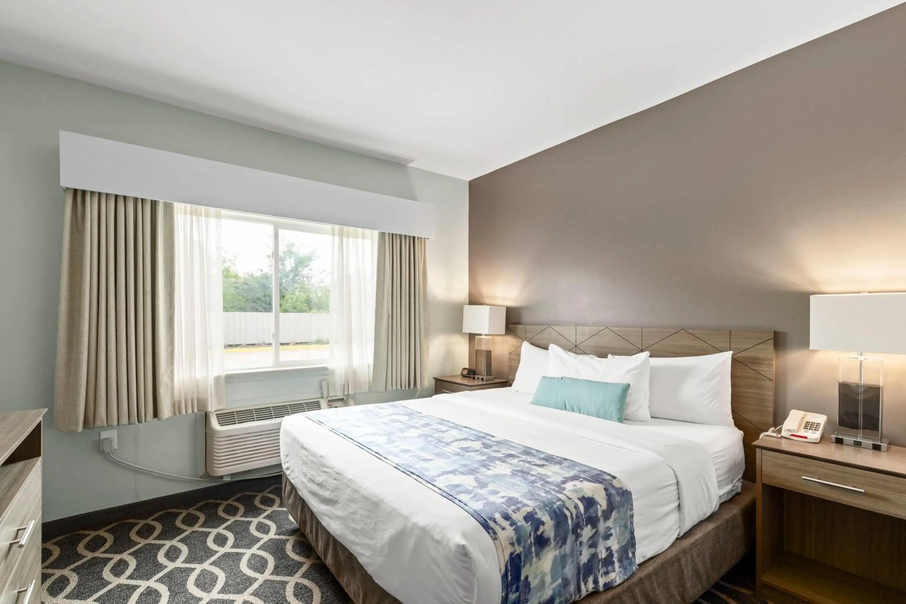 Photo of the whole room, Bed in Wingate by Wyndham Humble/Houston Intercontinental Airport