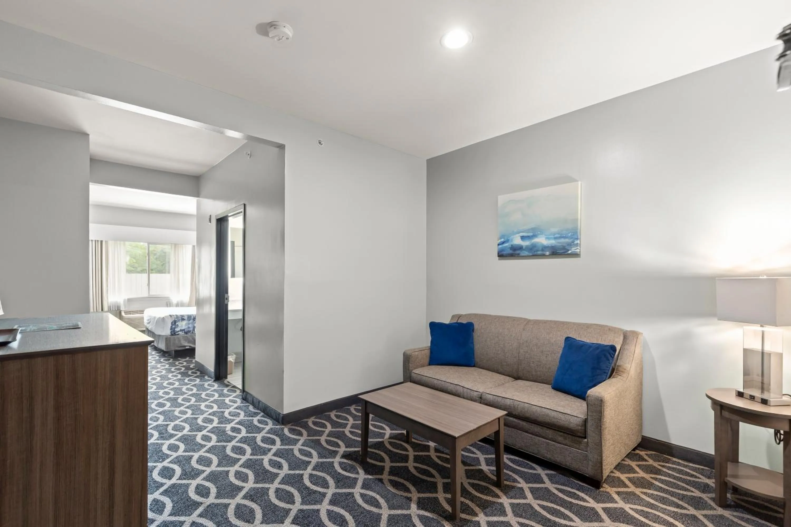 Seating area in Wingate by Wyndham Humble/Houston Intercontinental Airport