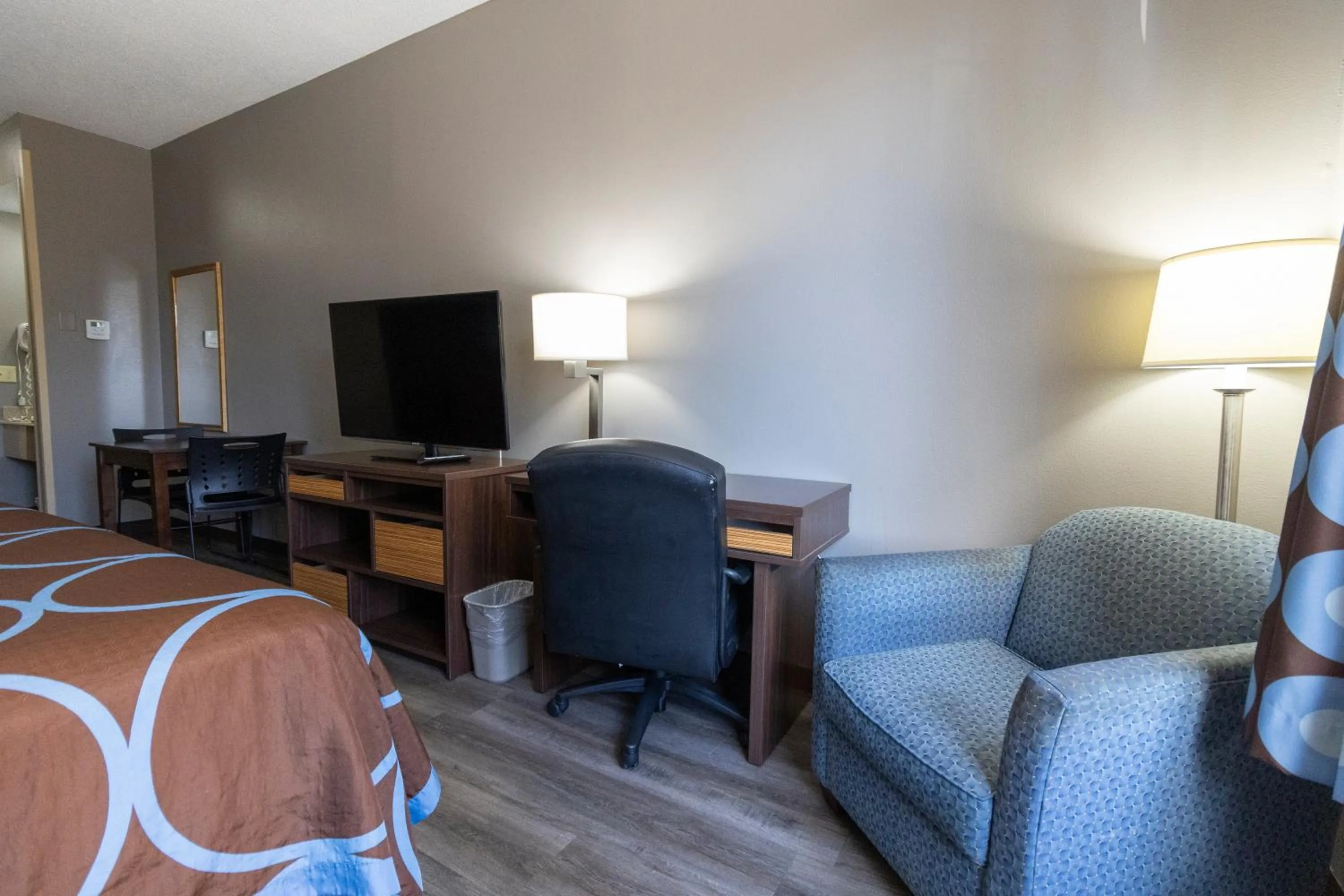 Communal lounge/ TV room in Super 8 by Wyndham Smithfield-Selma