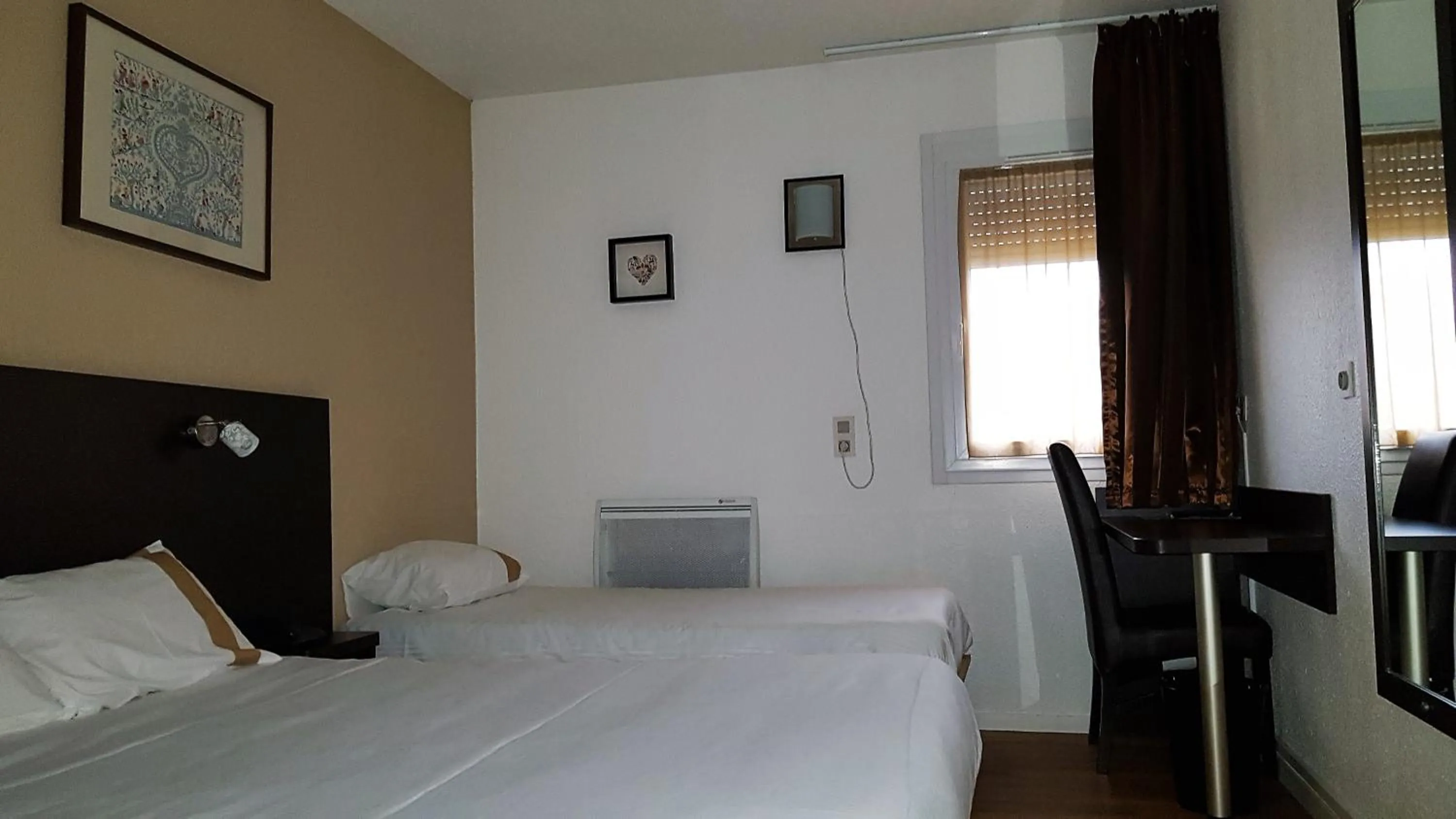 Bed in Hôtel d'Alsace