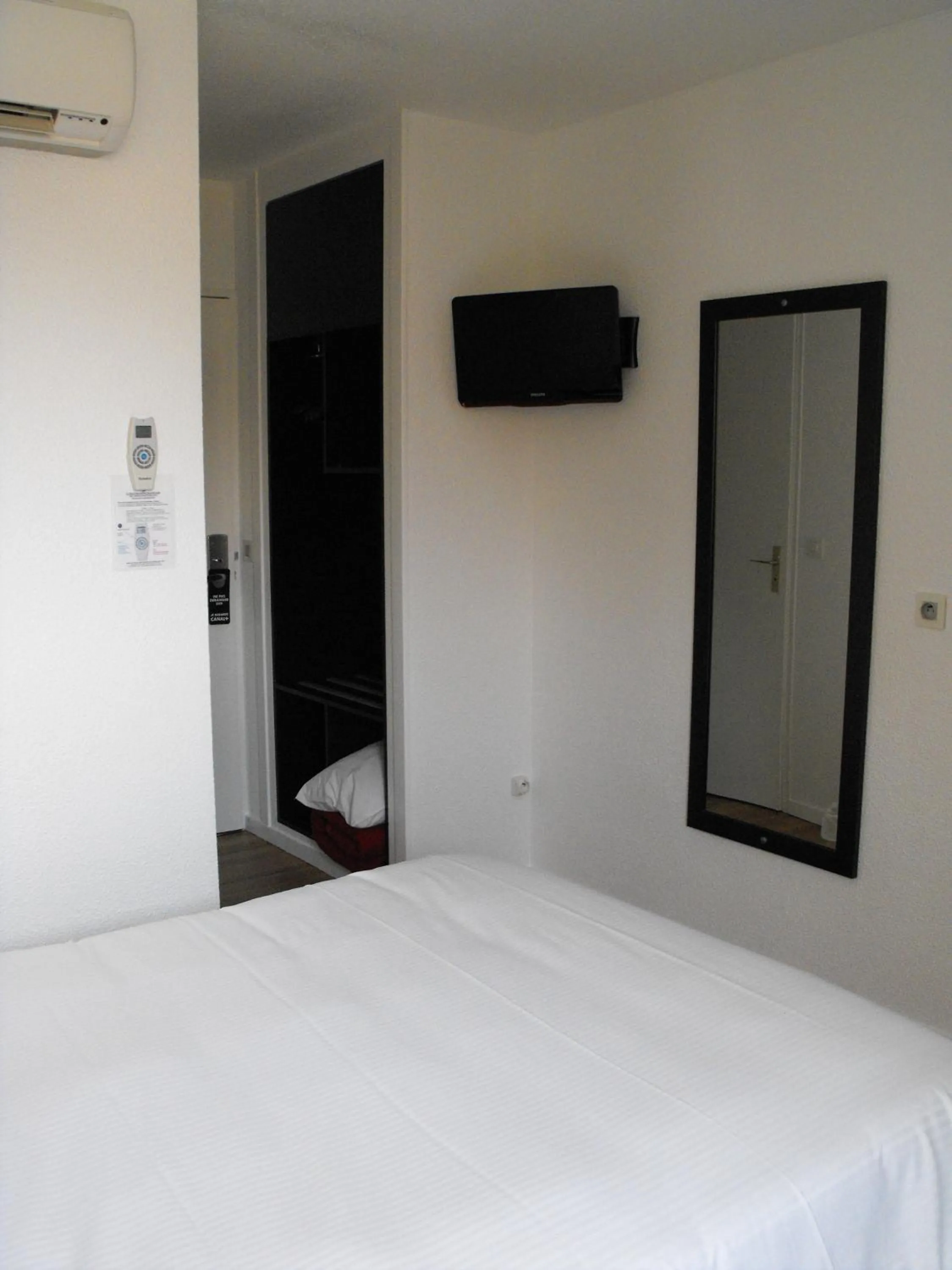 Bed in Hôtel d'Alsace