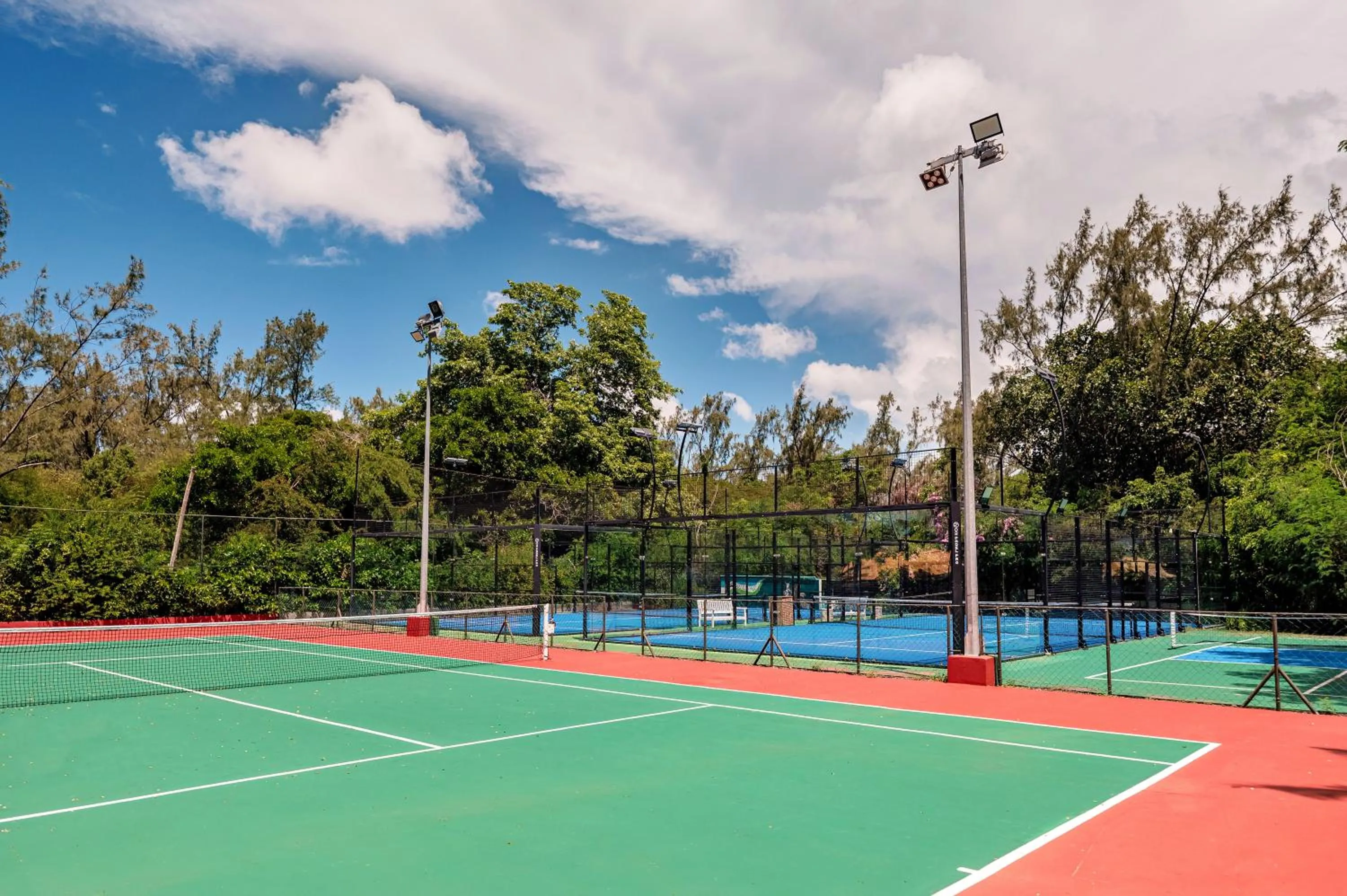 Tennis court in Lagoon Attitude (Adults Only)