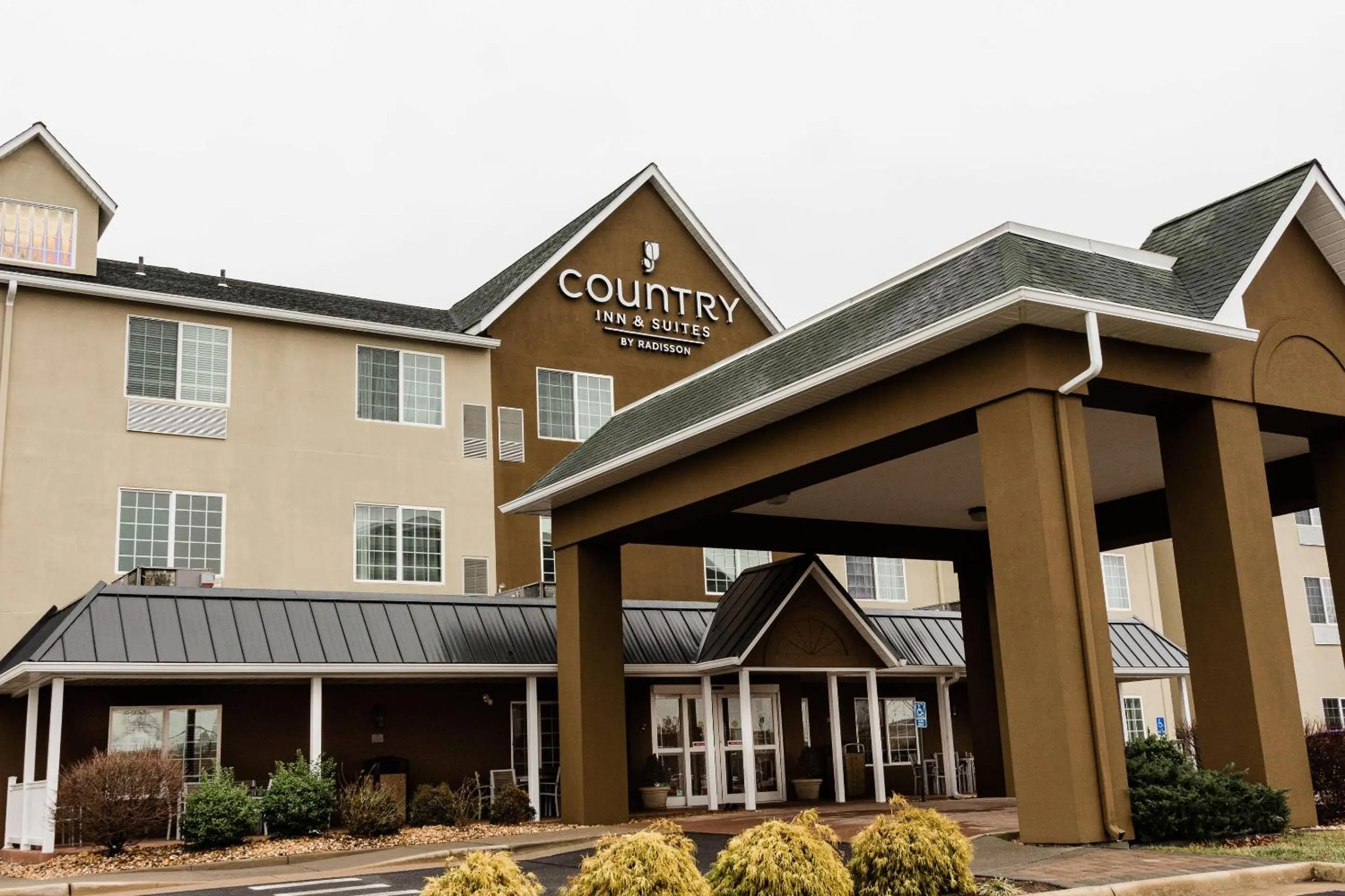 Property building in Country Inn & Suites by Radisson, Winchester, VA