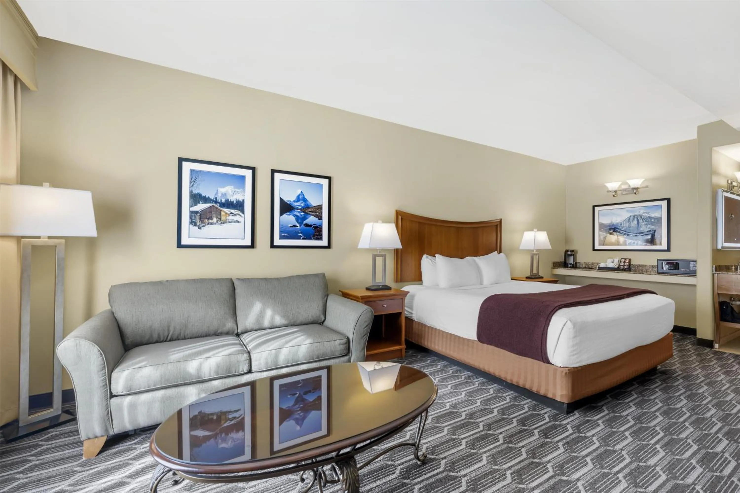 Bedroom, Bed in Best Western Plus Swiss Chalet Hotel & Suites