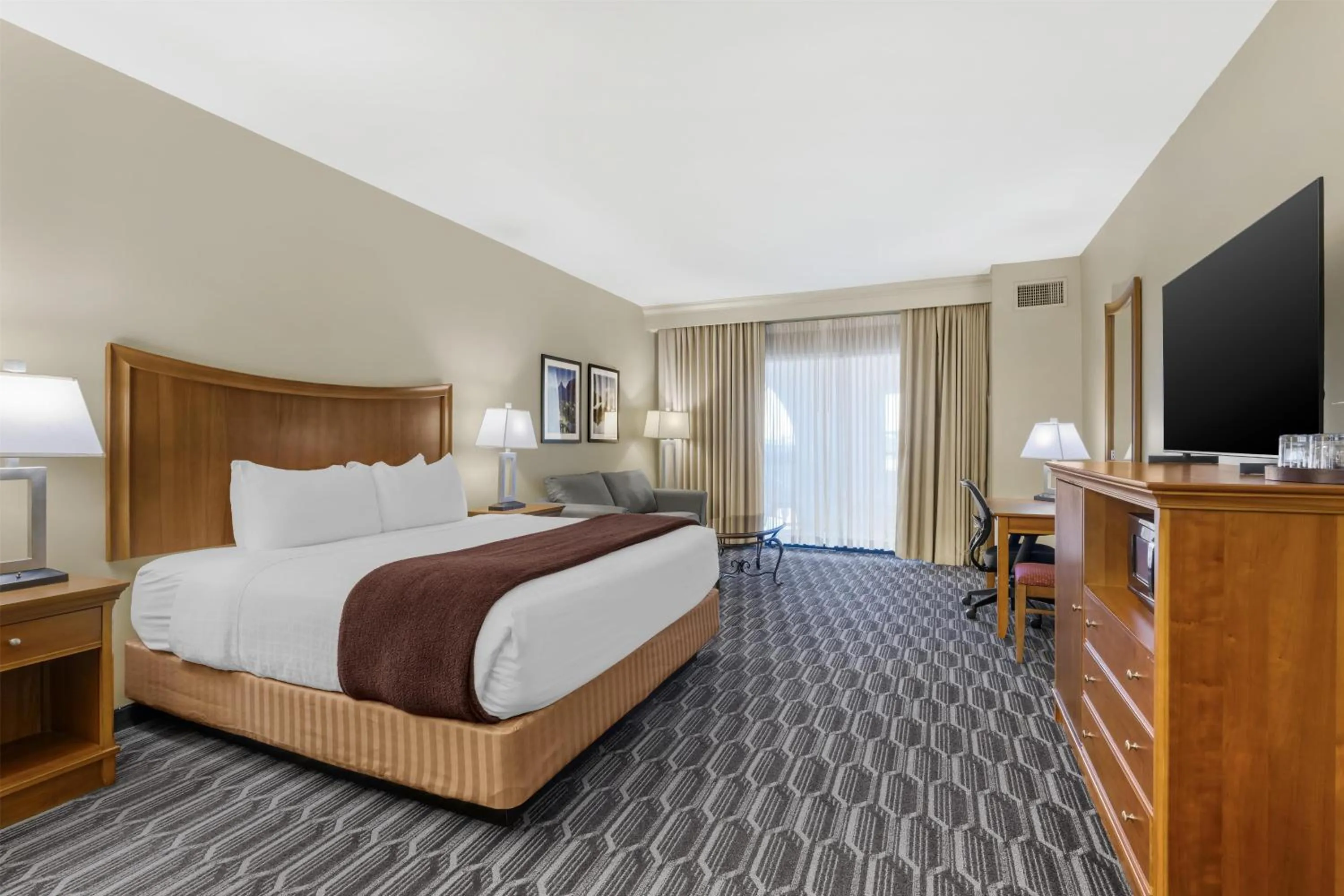 Bedroom, Bed in Best Western Plus Swiss Chalet Hotel & Suites