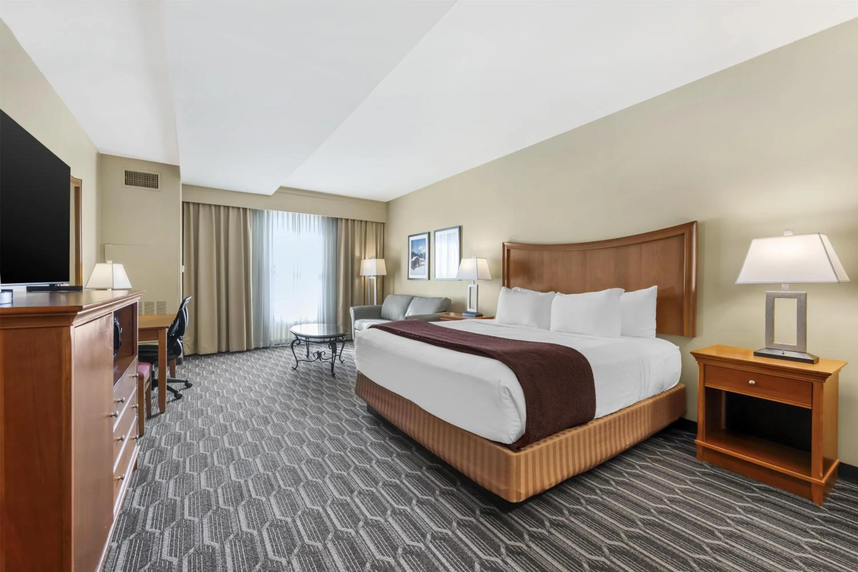 Bedroom, Bed in Best Western Plus Swiss Chalet Hotel & Suites