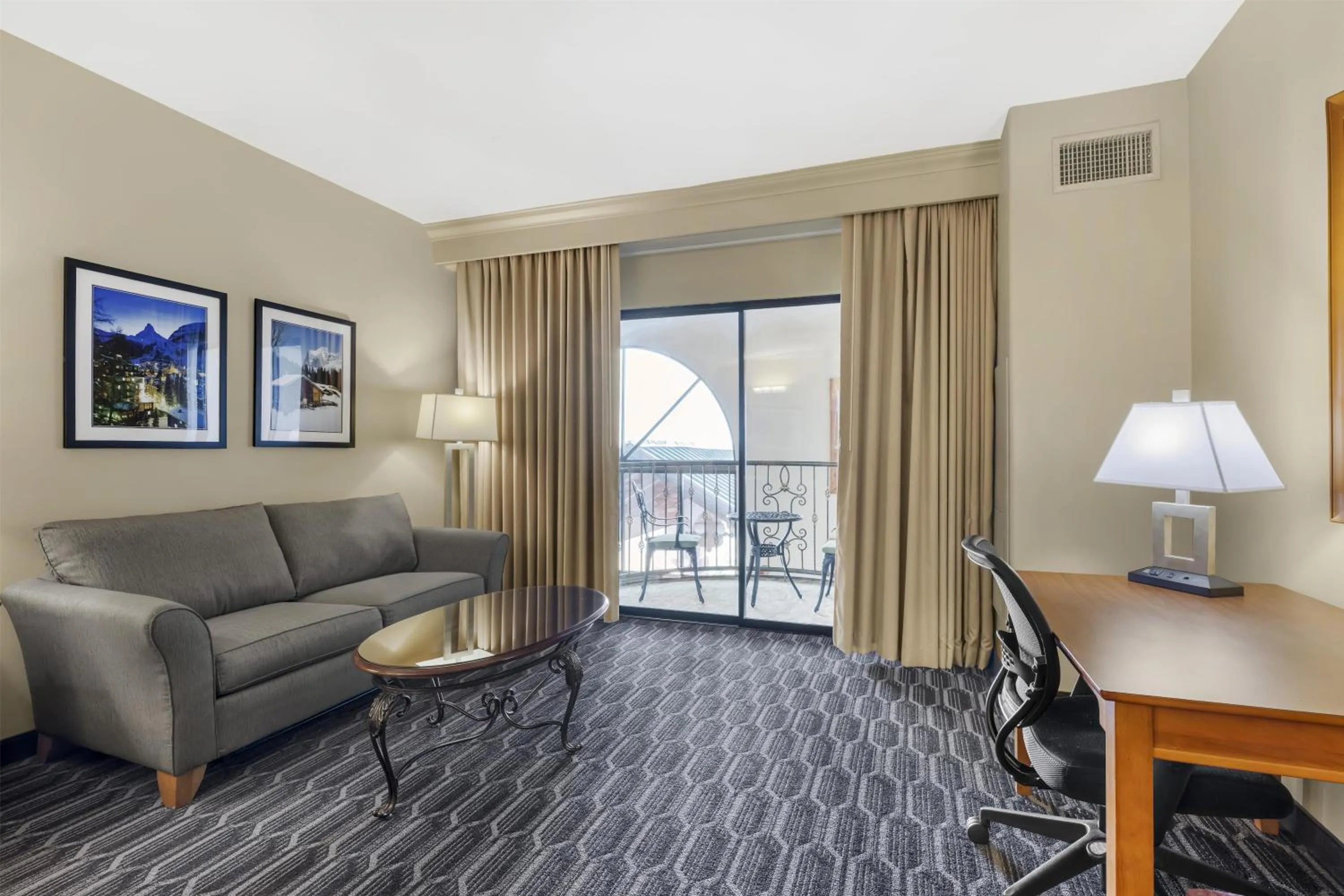 Bedroom in Best Western Plus Swiss Chalet Hotel & Suites