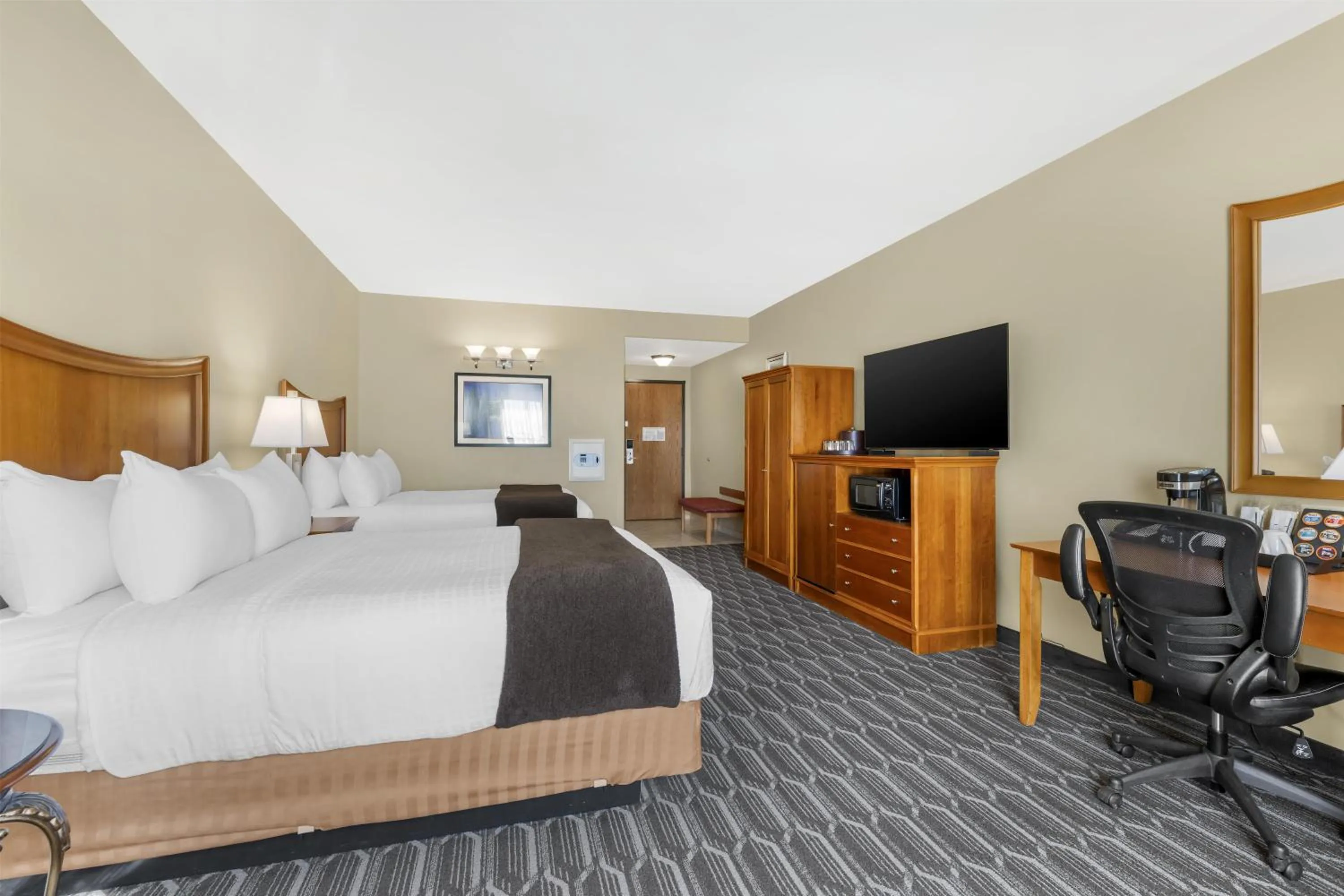Bedroom, Bed in Best Western Plus Swiss Chalet Hotel & Suites
