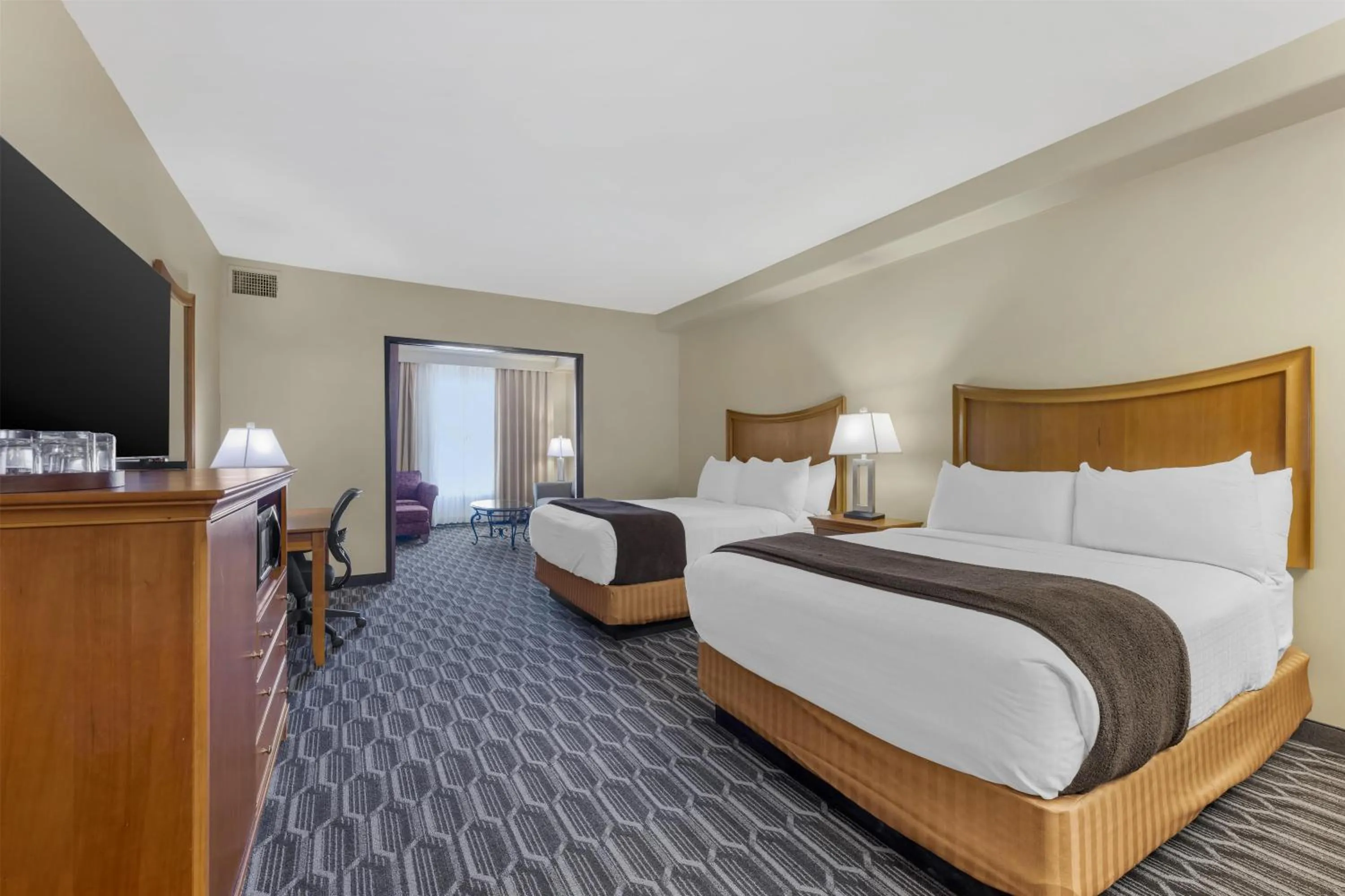 Bedroom, Bed in Best Western Plus Swiss Chalet Hotel & Suites