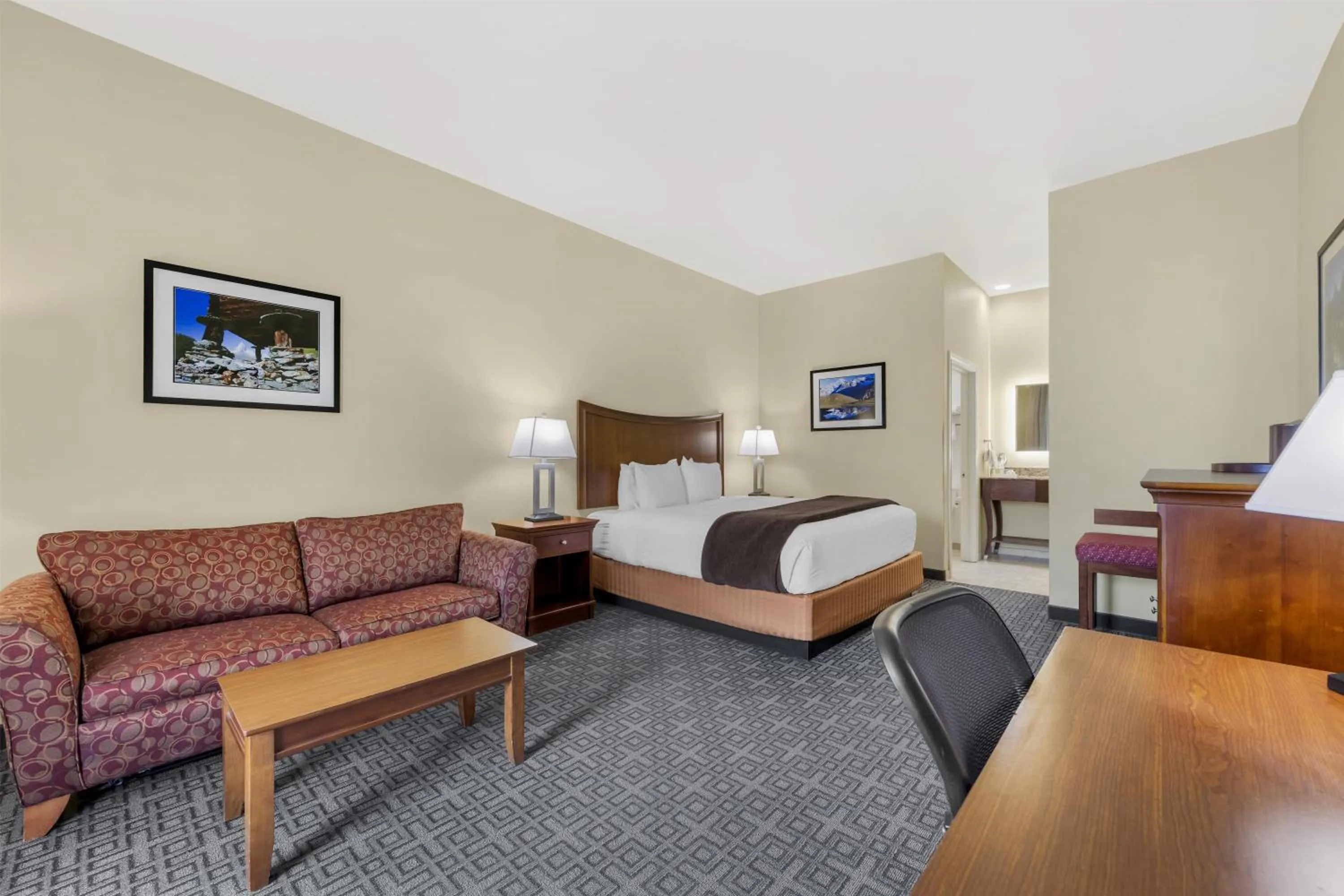 Bedroom, Bed in Best Western Plus Swiss Chalet Hotel & Suites