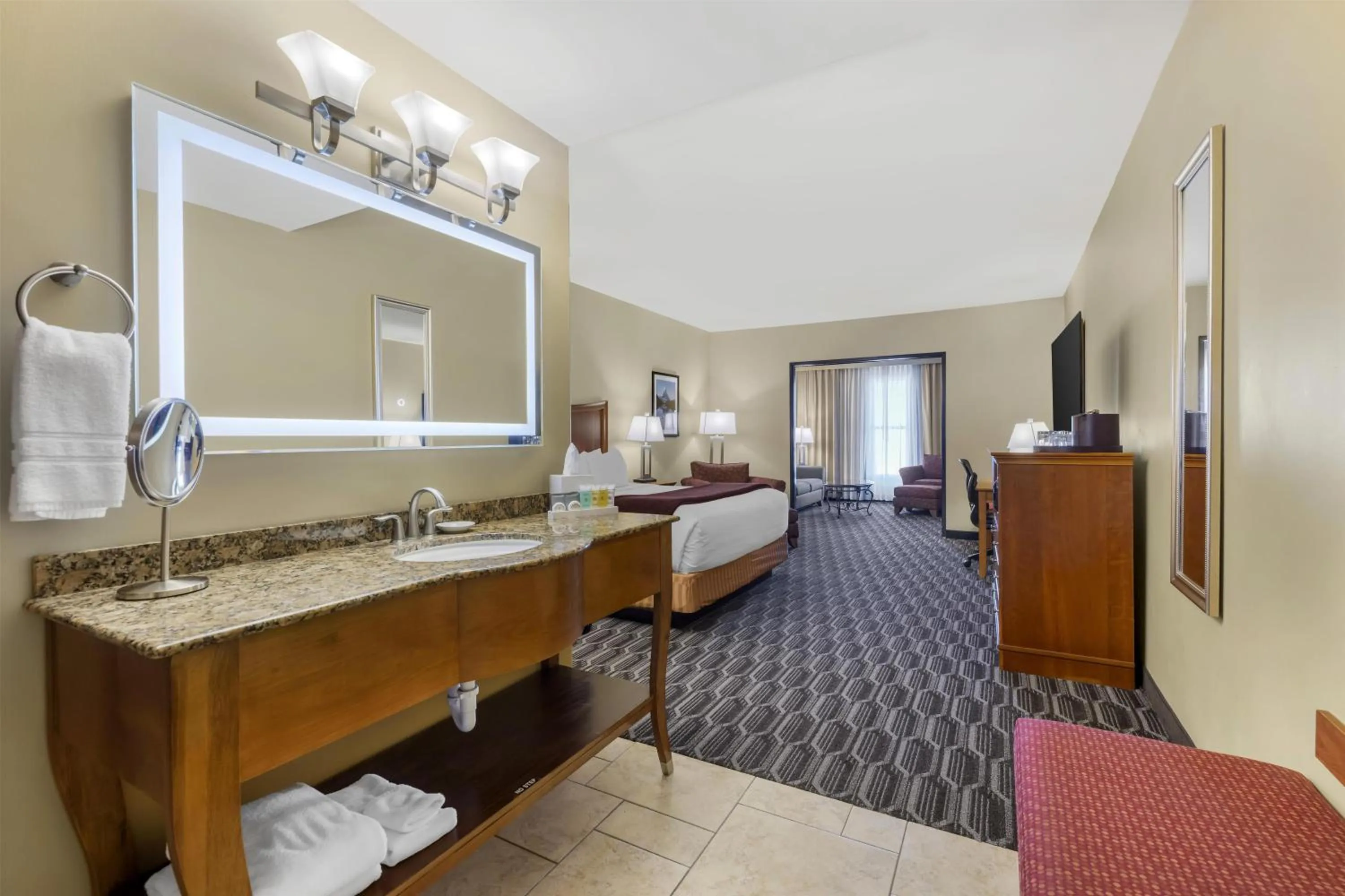 Bedroom in Best Western Plus Swiss Chalet Hotel & Suites