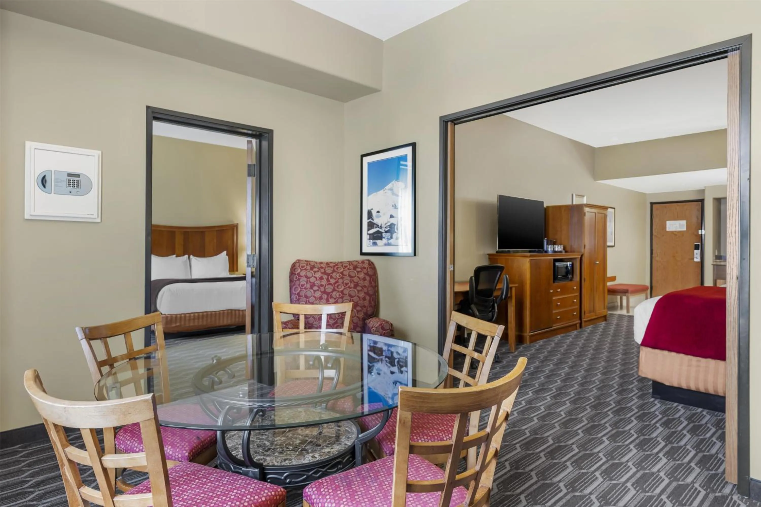 Bedroom in Best Western Plus Swiss Chalet Hotel & Suites