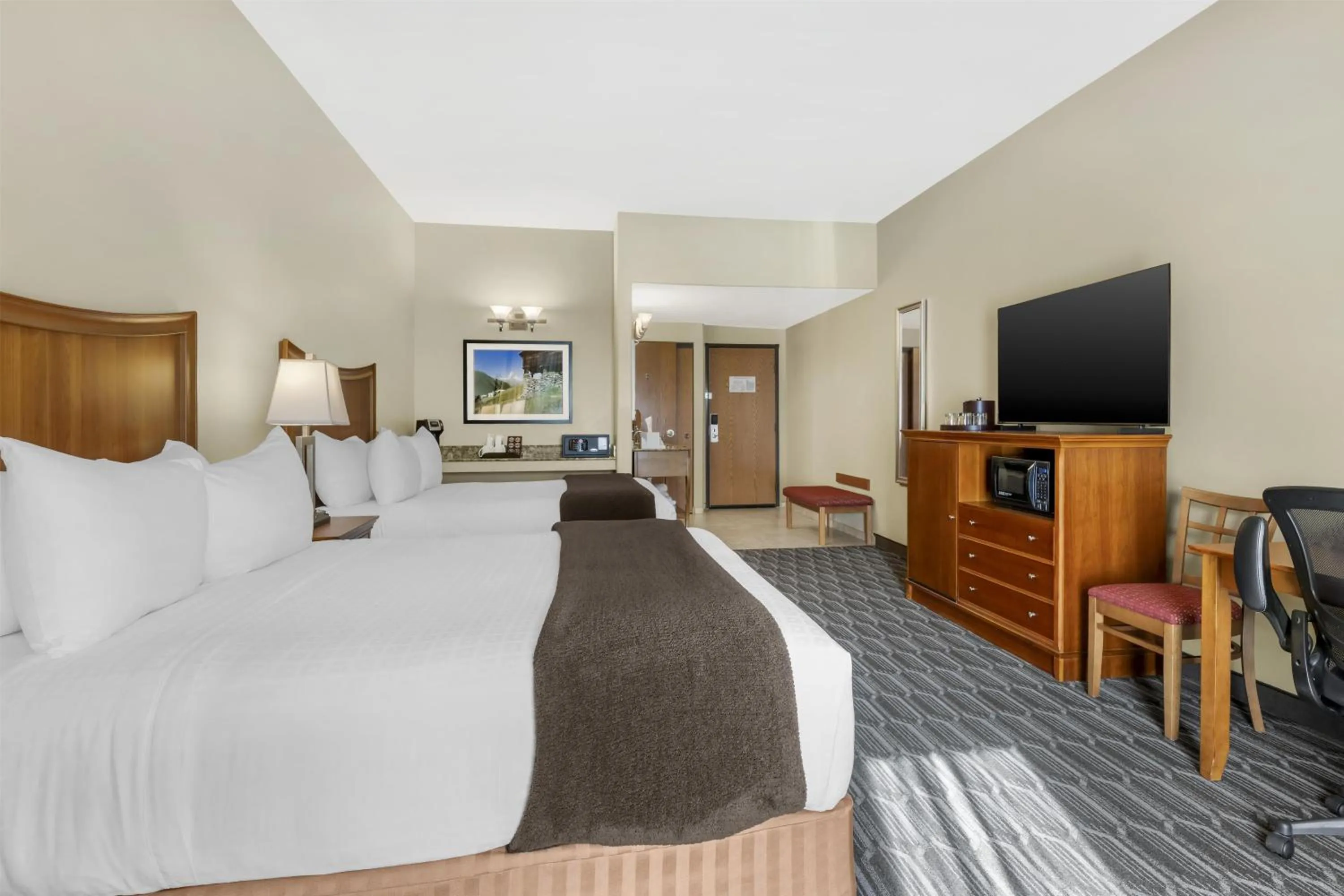 Bedroom, Bed in Best Western Plus Swiss Chalet Hotel & Suites