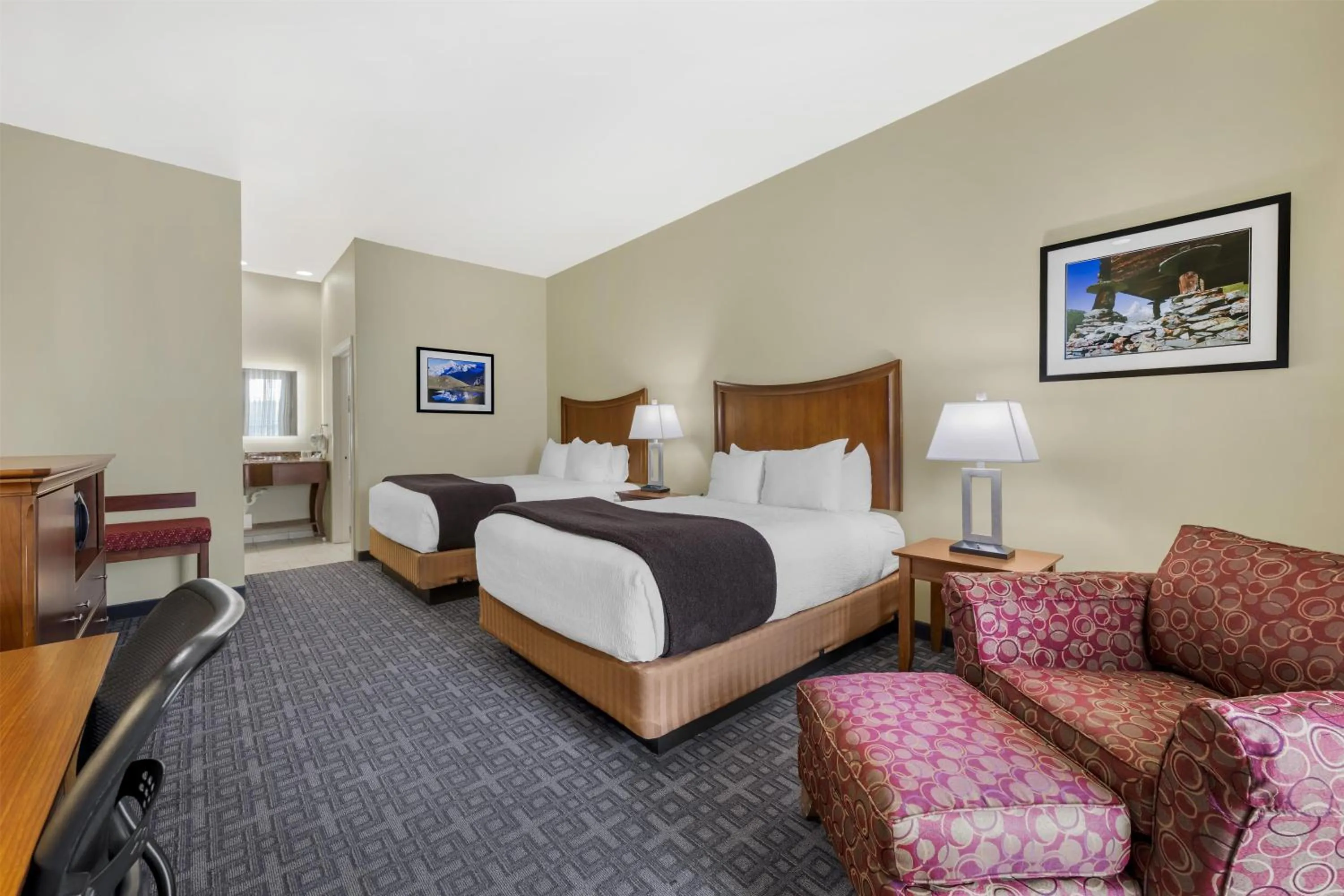 Bedroom, Bed in Best Western Plus Swiss Chalet Hotel & Suites