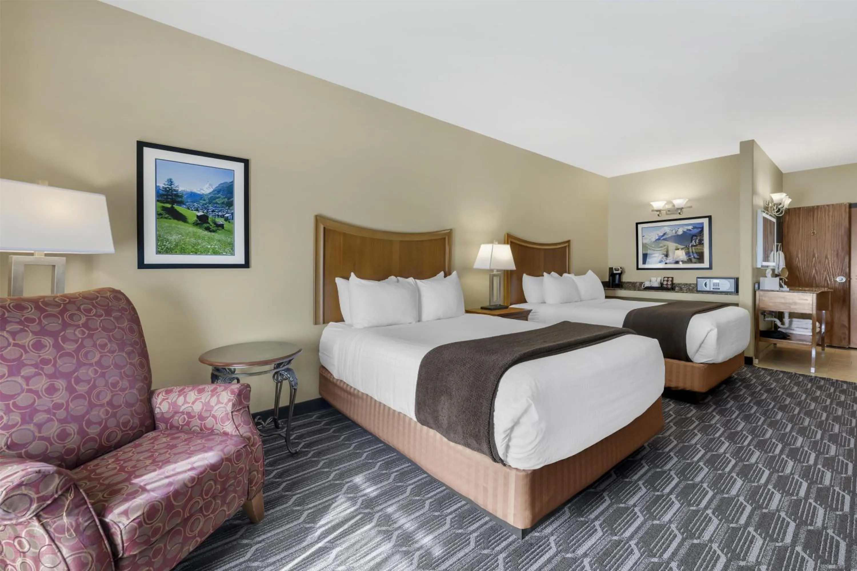 Bedroom, Bed in Best Western Plus Swiss Chalet Hotel & Suites