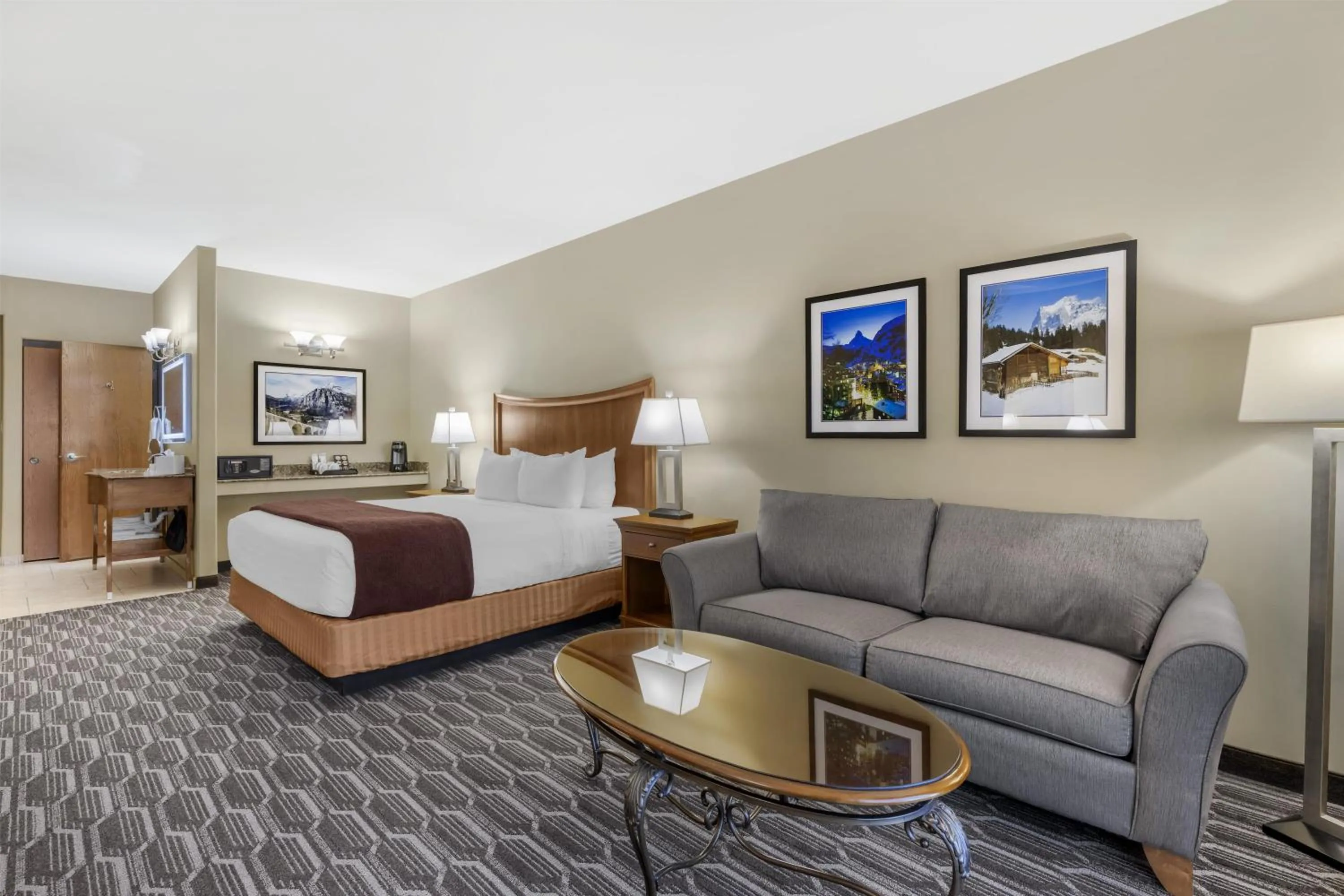 Bedroom, Bed in Best Western Plus Swiss Chalet Hotel & Suites